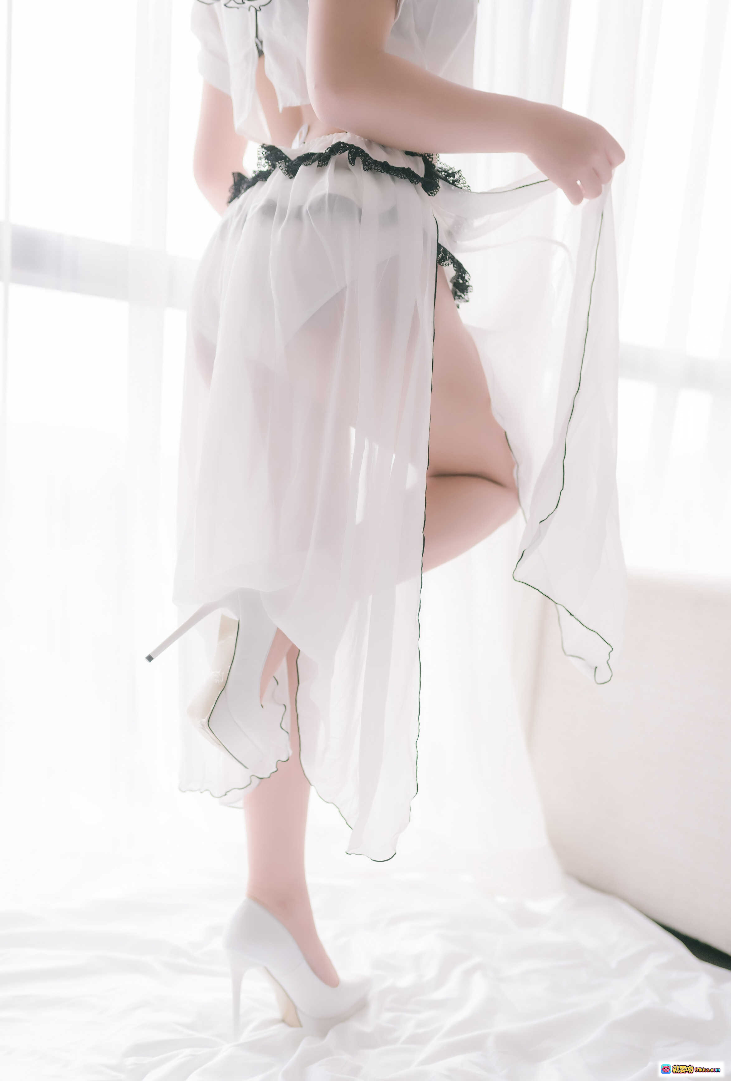 图片[3] - 抱走莫子A NO.004 纯白修女写真 42P高清美腿白丝床照 优雅性感室内私房摄影 - 就要吻