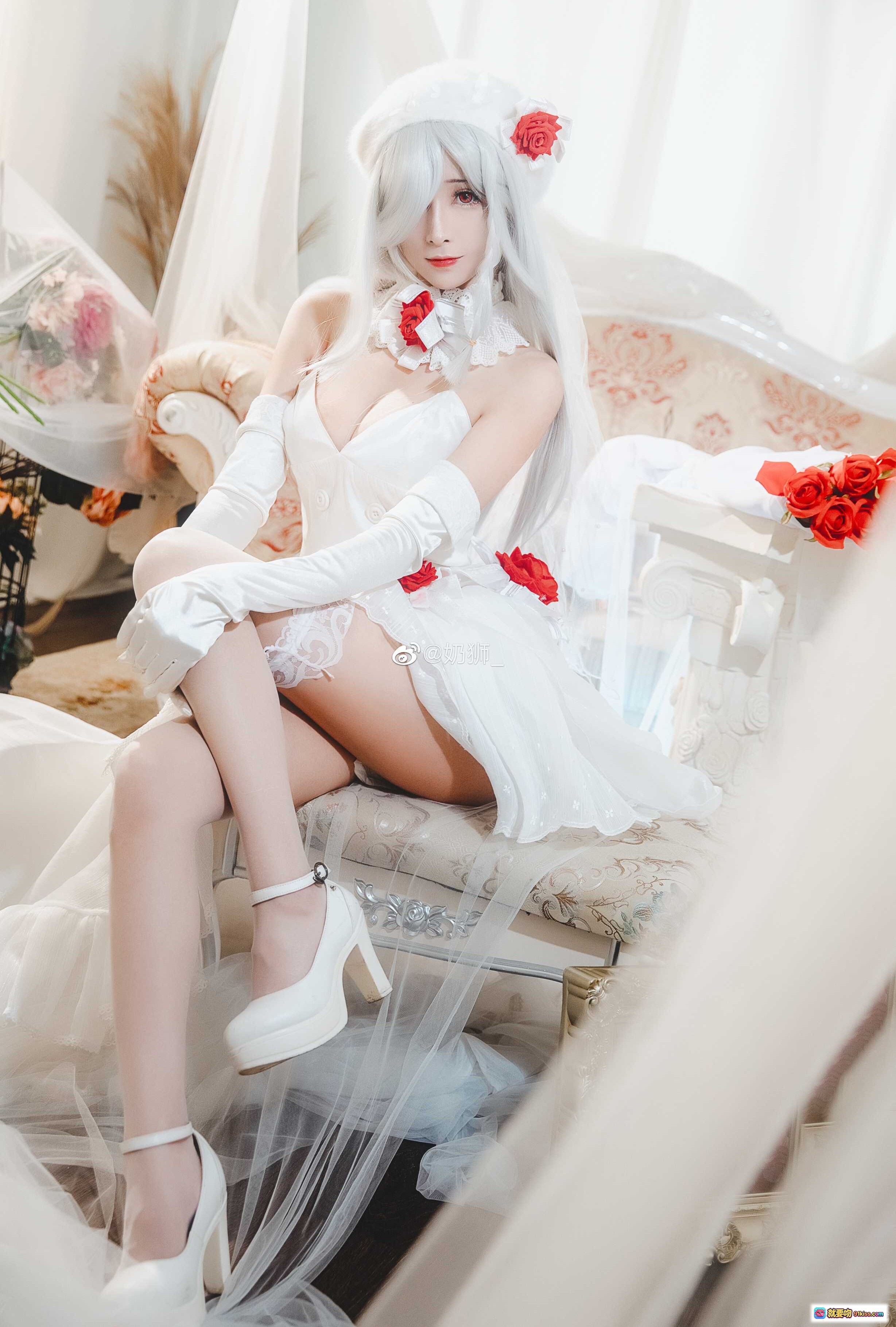 图片[5] - 奶狮不咬人NO.001 G36C 白发新娘cos写真 红玫瑰装饰洛丽塔裙装 优雅坐姿室内摄影 精致妆容蕾丝细节 - 就要吻
