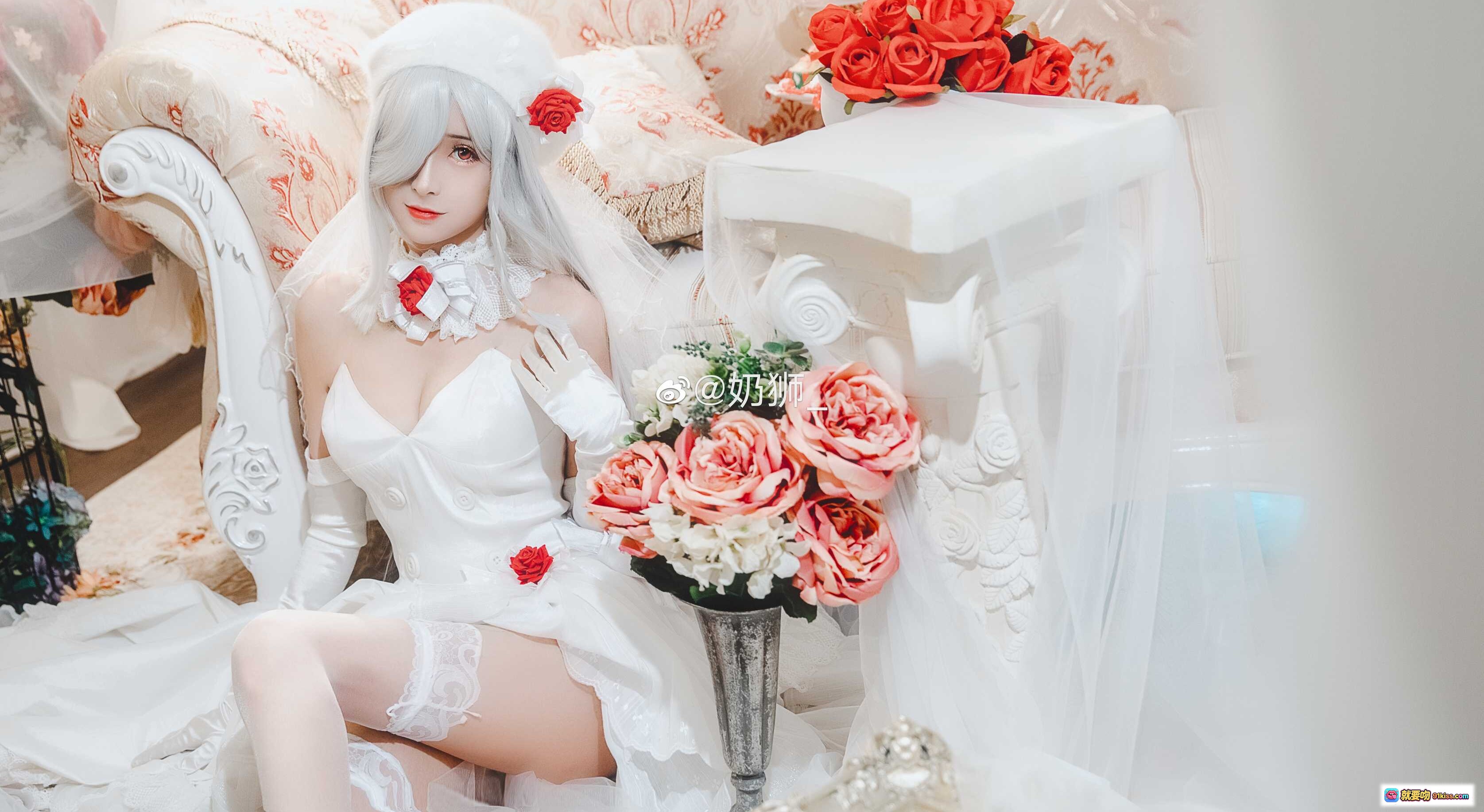 图片[3] - 奶狮不咬人NO.001 G36C 白发新娘cos写真 红玫瑰装饰洛丽塔裙装 优雅坐姿室内摄影 精致妆容蕾丝细节 - 就要吻