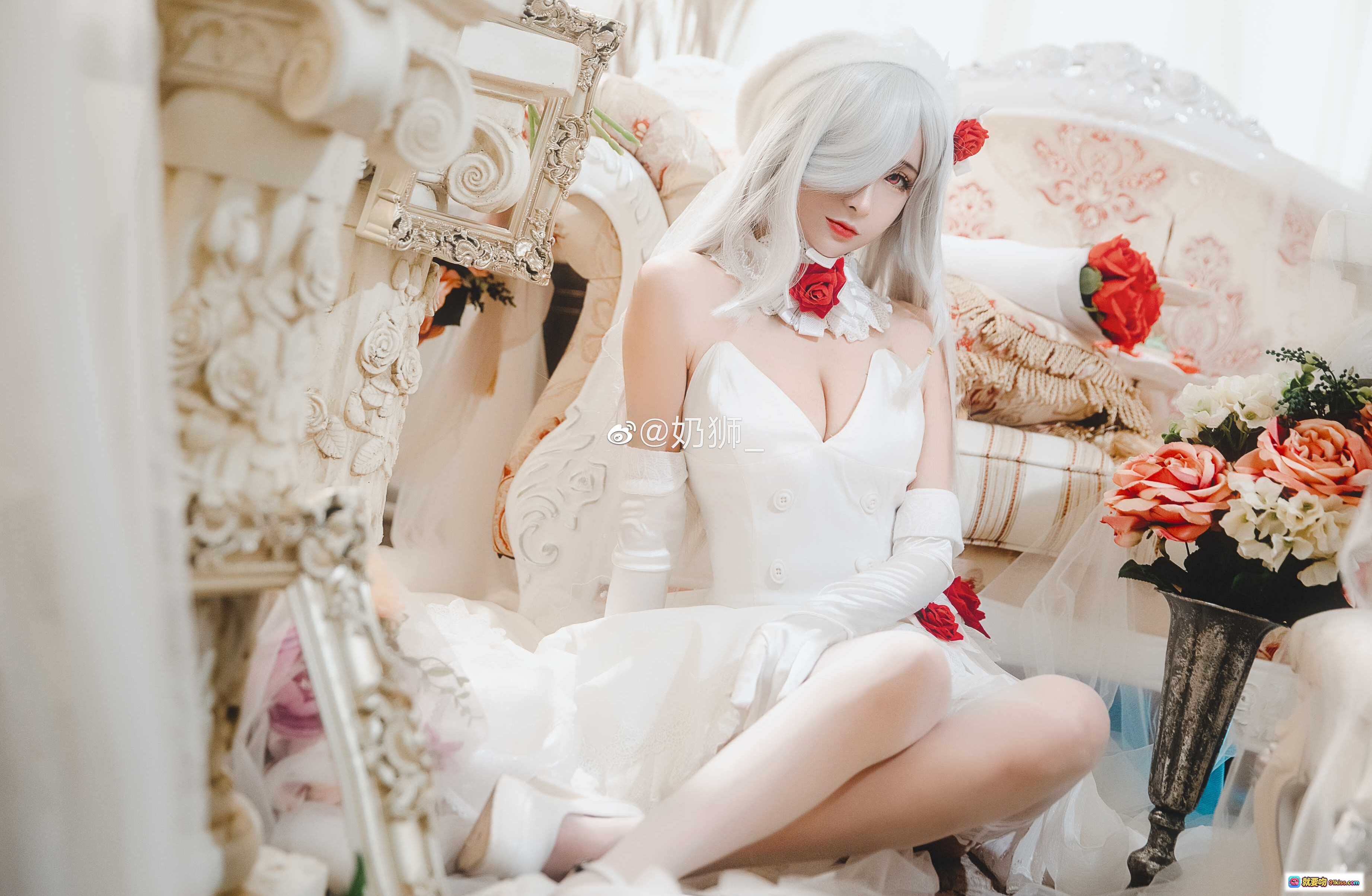 图片[8] - 奶狮不咬人NO.001 G36C 白发新娘cos写真 红玫瑰装饰洛丽塔裙装 优雅坐姿室内摄影 精致妆容蕾丝细节 - 就要吻