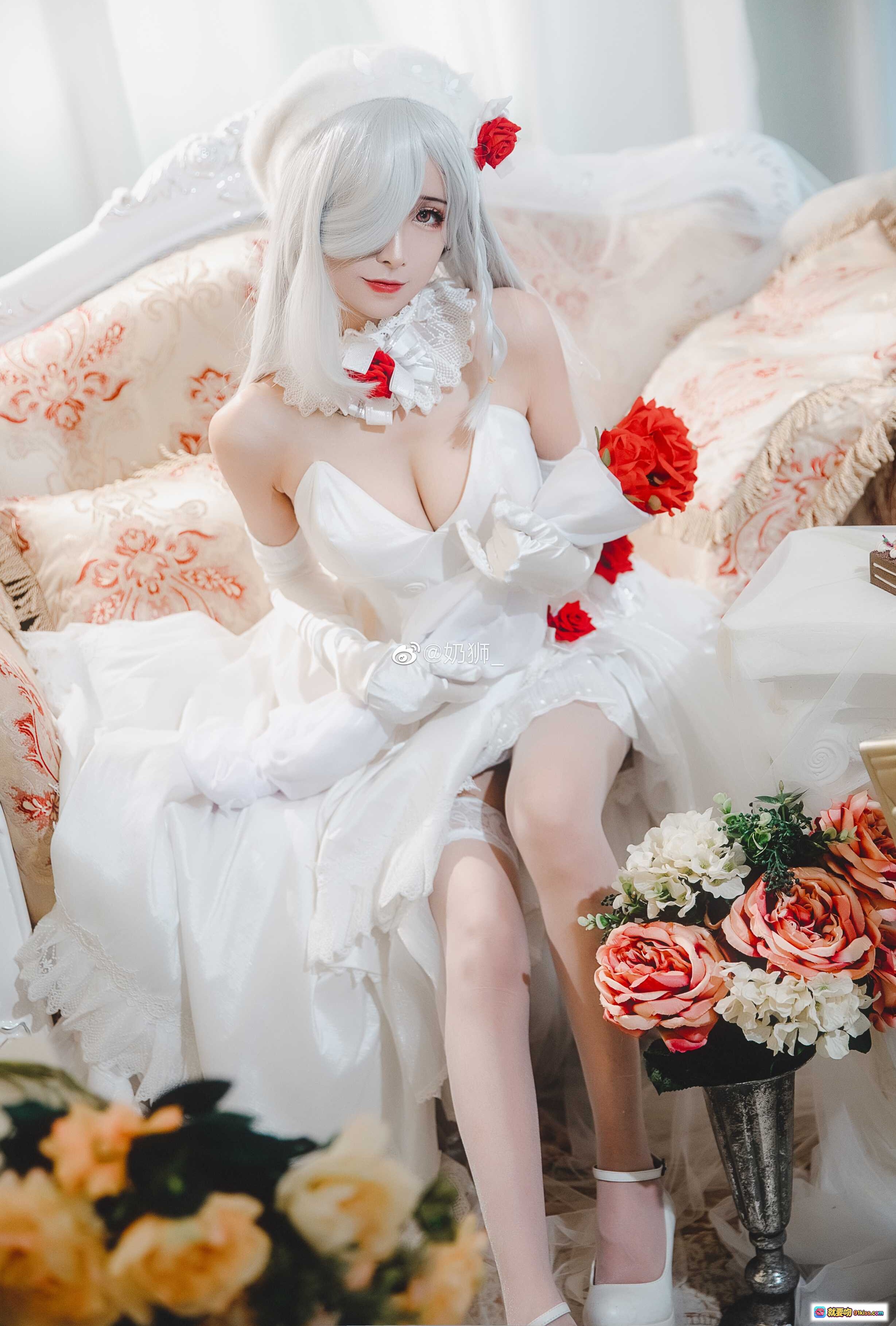 图片[9] - 奶狮不咬人NO.001 G36C 白发新娘cos写真 红玫瑰装饰洛丽塔裙装 优雅坐姿室内摄影 精致妆容蕾丝细节 - 就要吻
