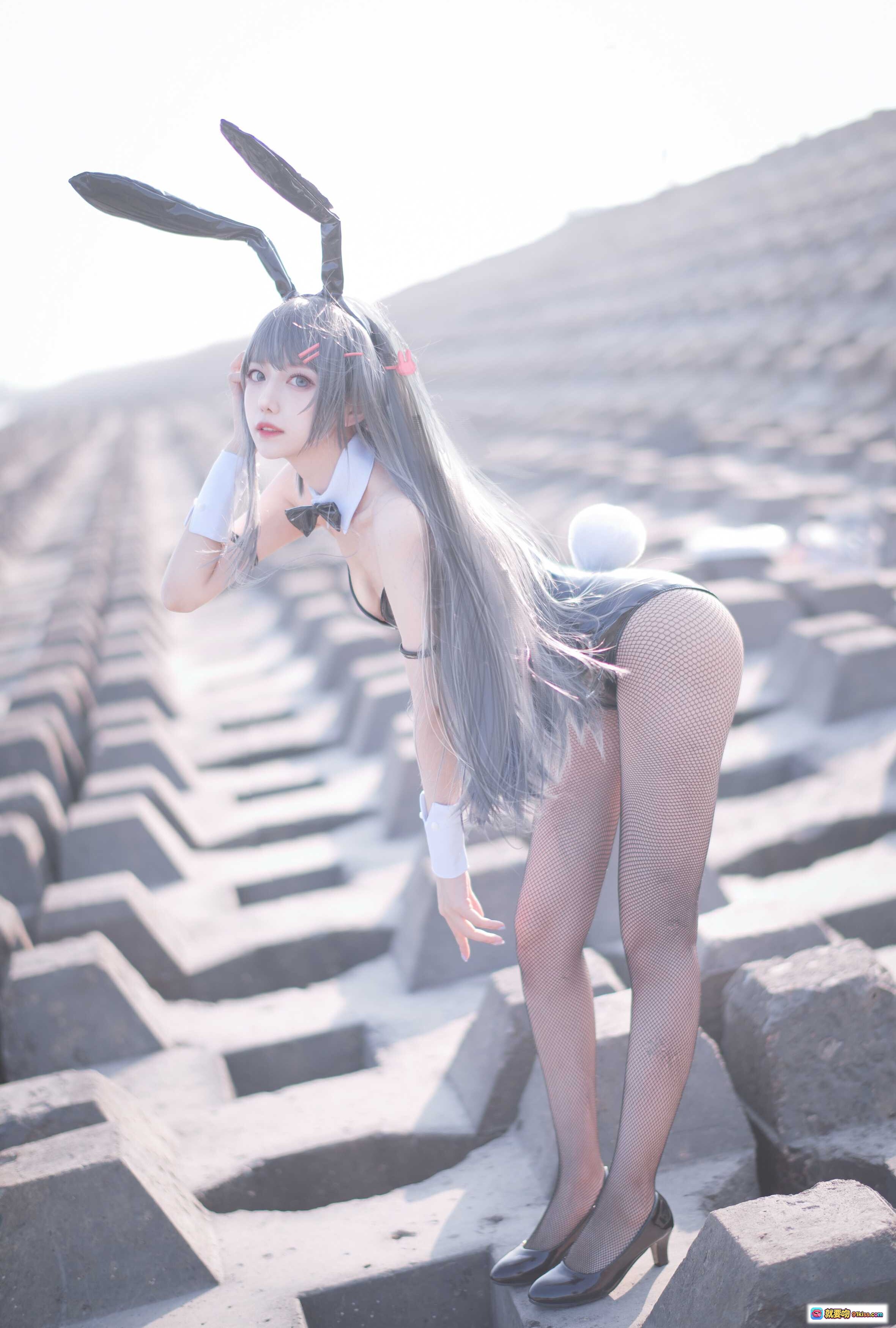 图片[2] - Shika小鹿鹿NO.014麻衣学姐兔女郎写真｜性感黑丝高跟+皮质兔耳装｜户外混凝土块场景｜18P高清美图 - 就要吻