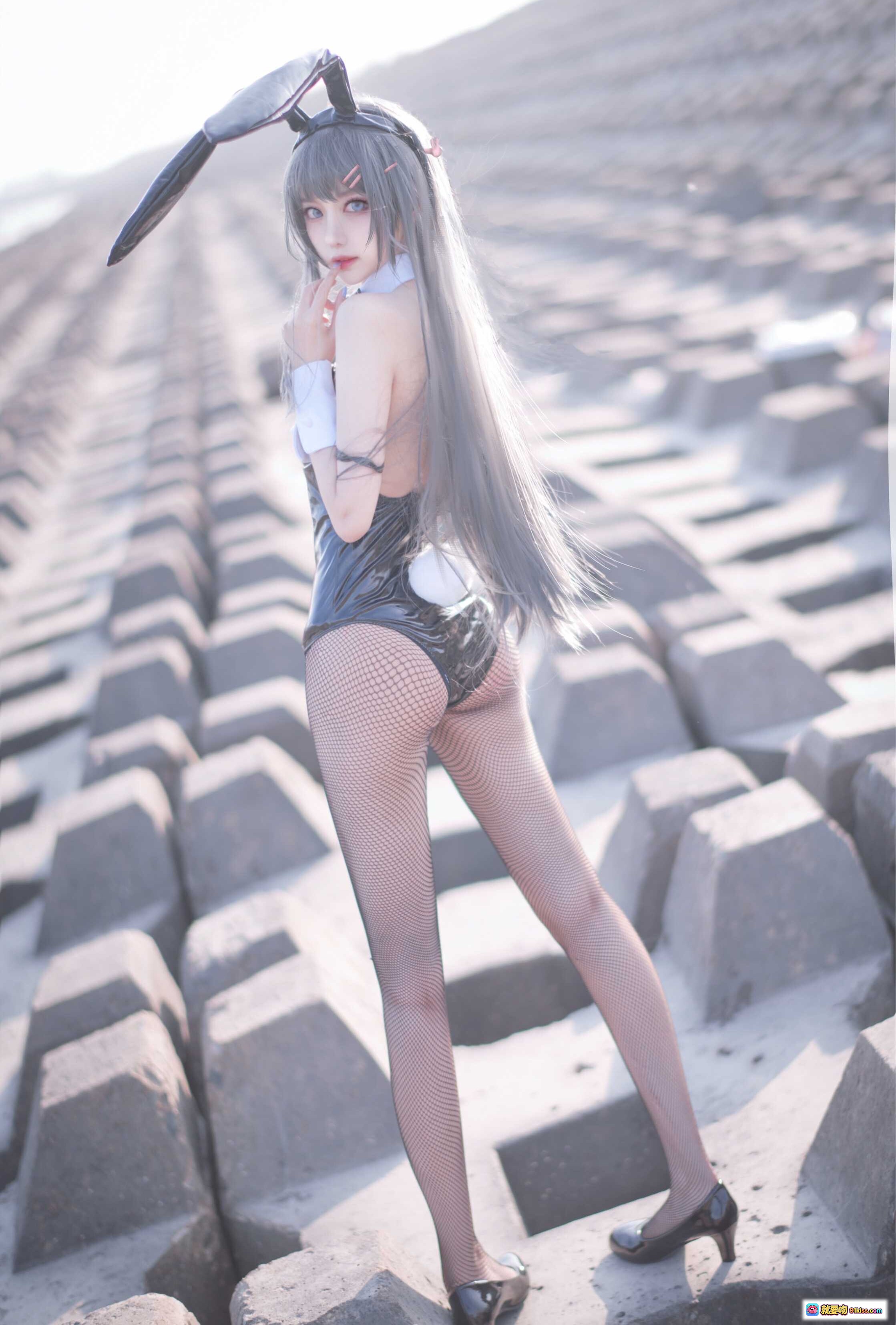 图片[7] - Shika小鹿鹿NO.014麻衣学姐兔女郎写真｜性感黑丝高跟+皮质兔耳装｜户外混凝土块场景｜18P高清美图 - 就要吻