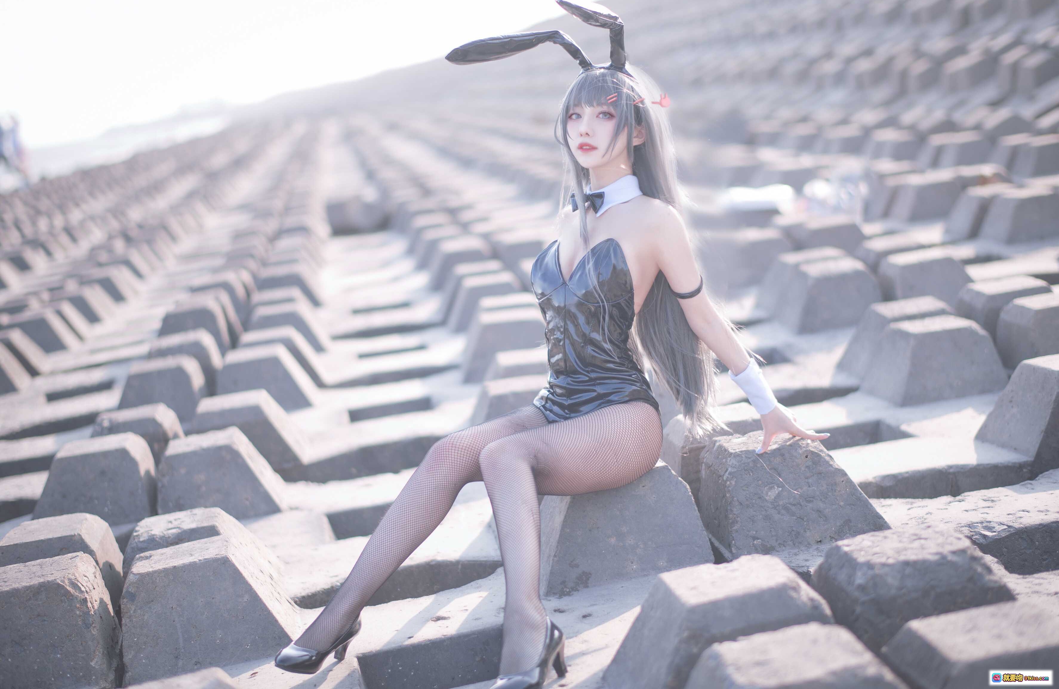 图片[8] - Shika小鹿鹿NO.014麻衣学姐兔女郎写真｜性感黑丝高跟+皮质兔耳装｜户外混凝土块场景｜18P高清美图 - 就要吻