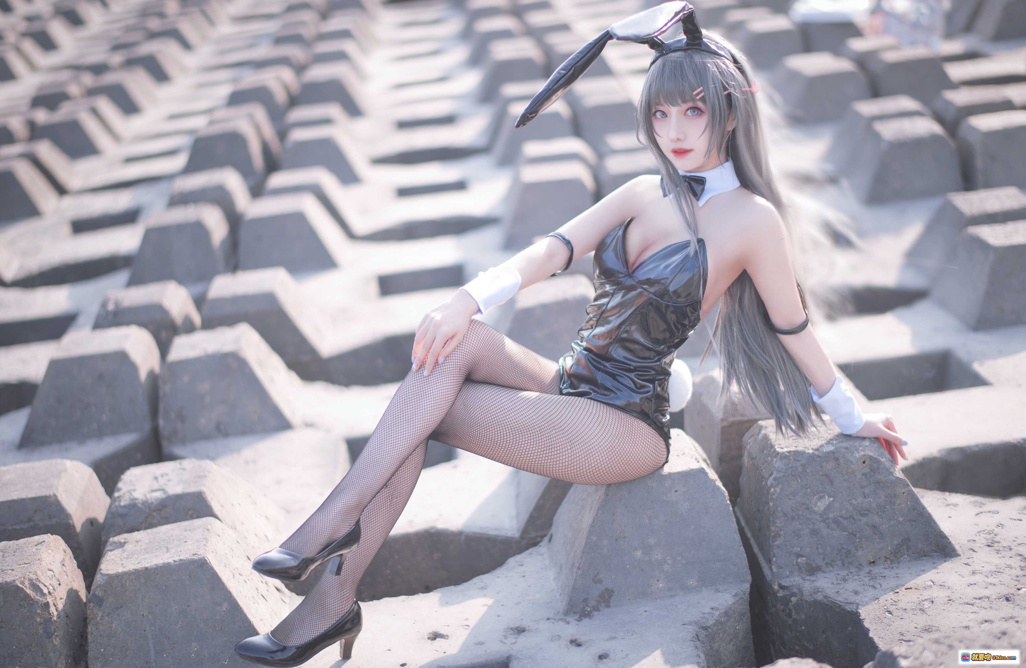 图片[1] - Shika小鹿鹿NO.014麻衣学姐兔女郎写真｜性感黑丝高跟+皮质兔耳装｜户外混凝土块场景｜18P高清美图 - 就要吻