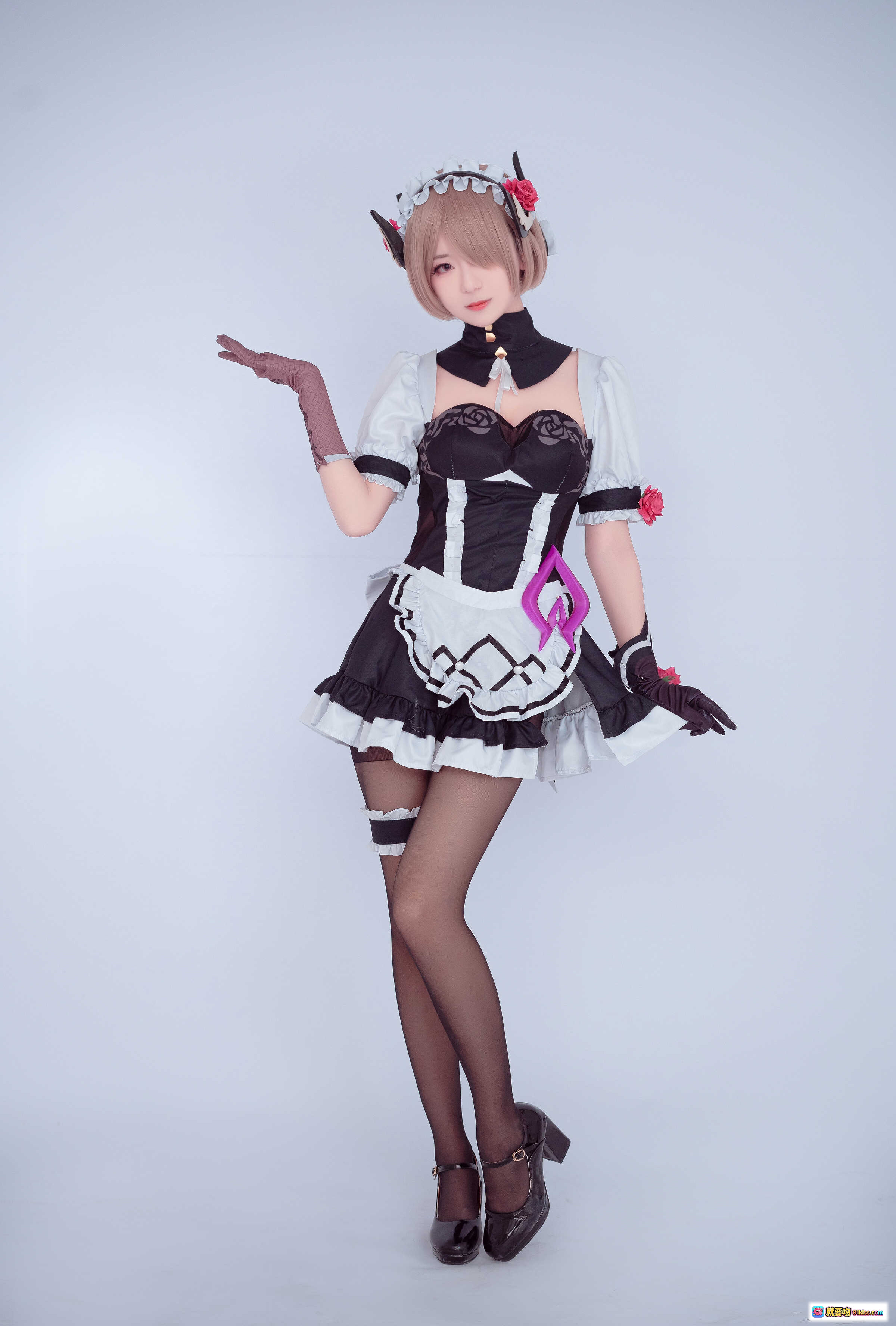弥音音COS丽塔黯蔷薇1 精致女仆装 黑白蕾丝裙 恶魔角发饰 紫色腰饰 黑丝美腿 高跟鞋 优雅姿势 全身写真 18P高清图集 - 就要吻