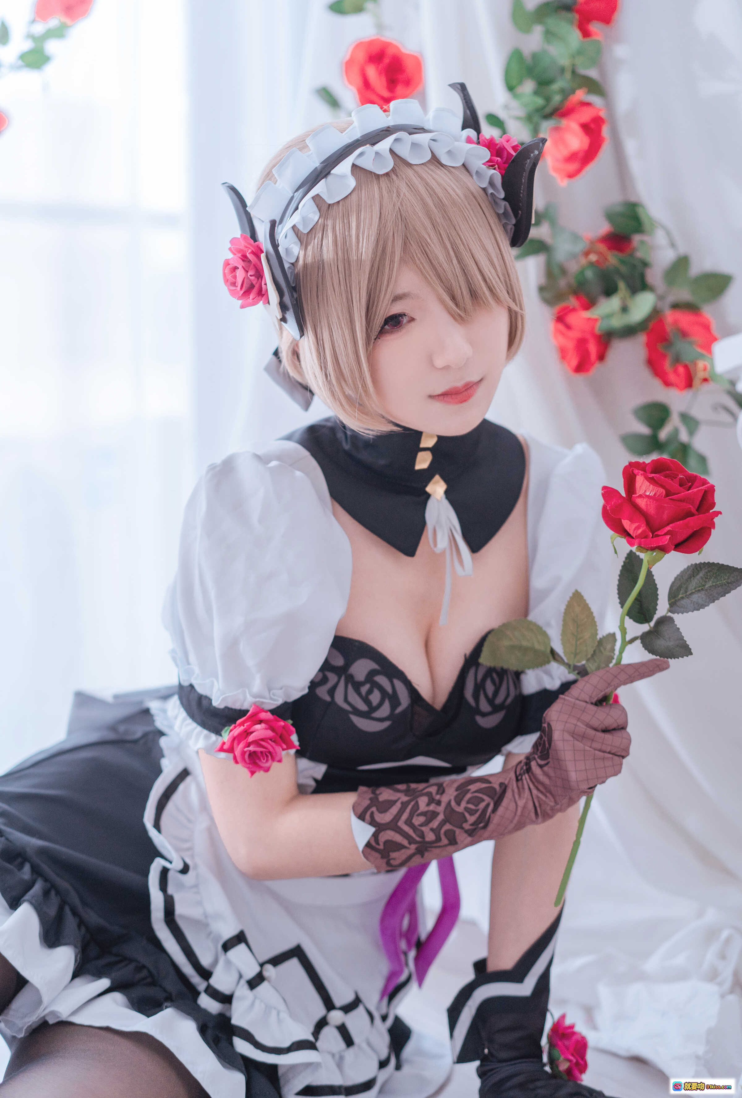 图片[6] - 弥音音COS丽塔黯蔷薇1 精致女仆装 黑白蕾丝裙 恶魔角发饰 紫色腰饰 黑丝美腿 高跟鞋 优雅姿势 全身写真 18P高清图集 - 就要吻