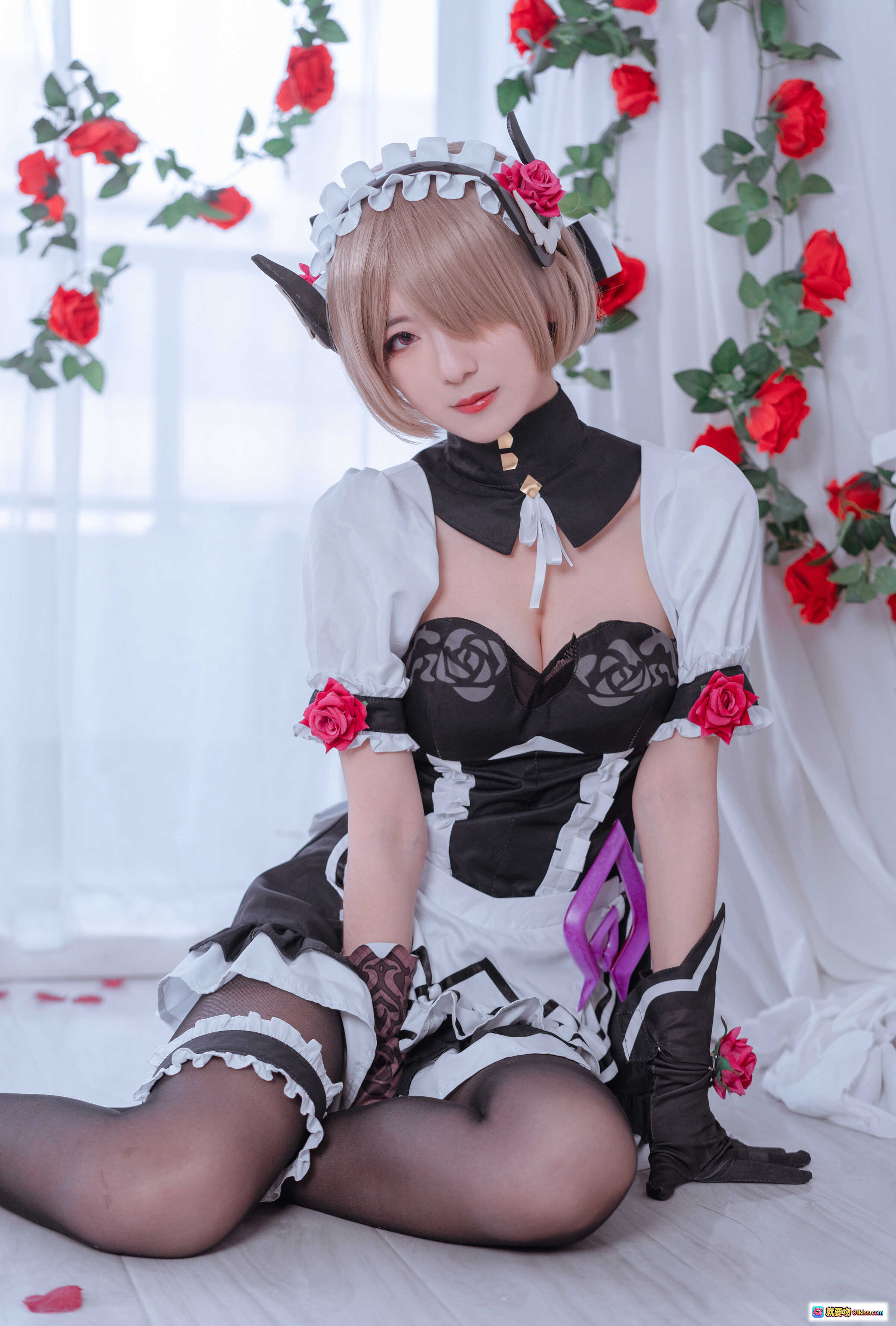 图片[2] - 弥音音COS丽塔黯蔷薇1 精致女仆装 黑白蕾丝裙 恶魔角发饰 紫色腰饰 黑丝美腿 高跟鞋 优雅姿势 全身写真 18P高清图集 - 就要吻