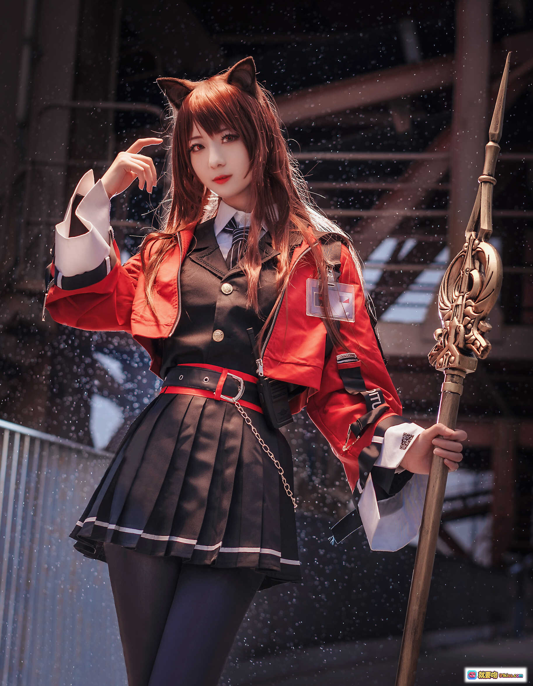 图片[3] - 弥音音NO.019明日方舟天火cosplay 猫耳猫尾红黑制服持法杖火焰特效高还原角色扮演写真 - 就要吻