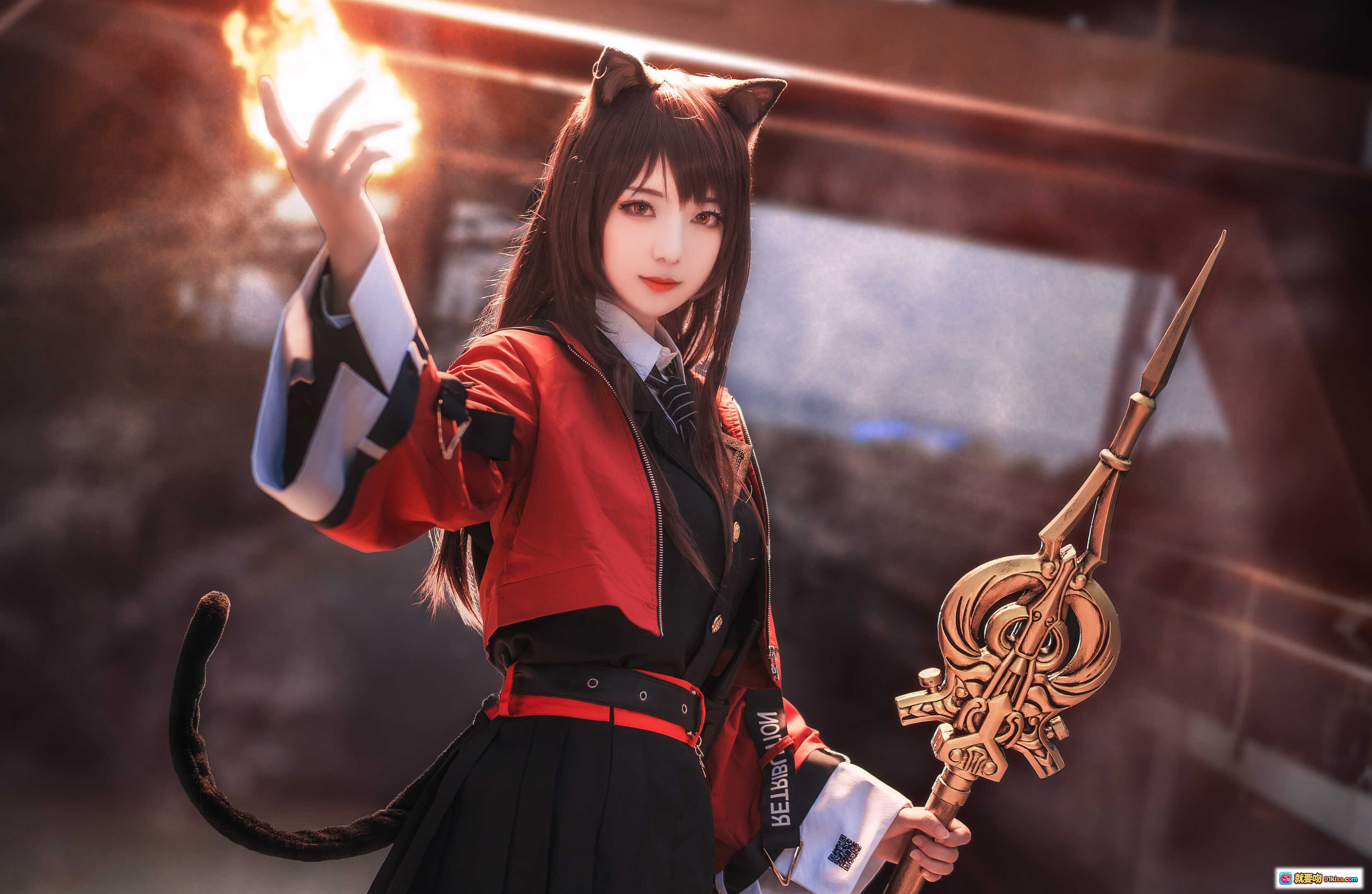 图片[1] - 弥音音NO.019明日方舟天火cosplay 猫耳猫尾红黑制服持法杖火焰特效高还原角色扮演写真 - 就要吻