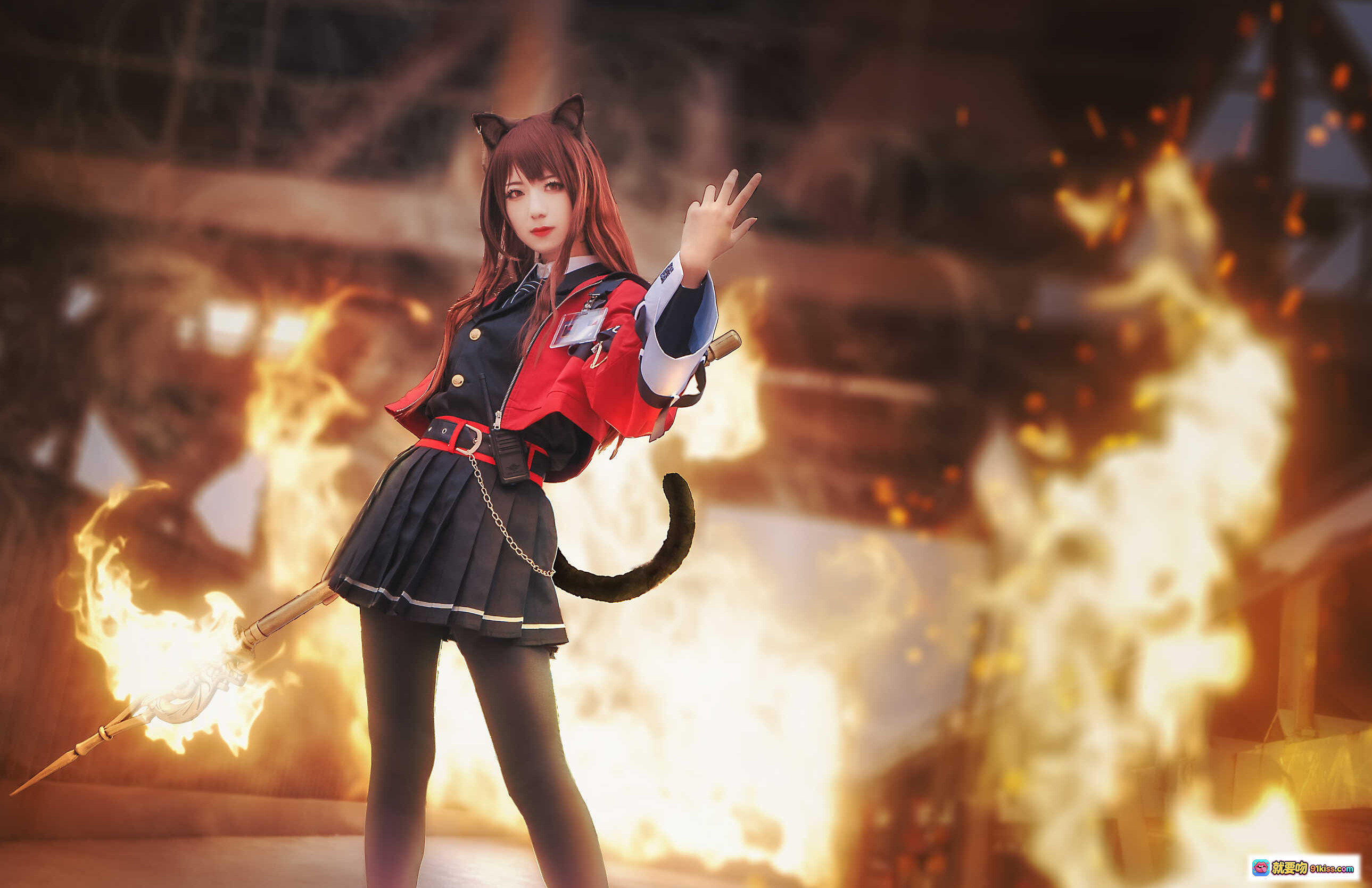 图片[8] - 弥音音NO.019明日方舟天火cosplay 猫耳猫尾红黑制服持法杖火焰特效高还原角色扮演写真 - 就要吻