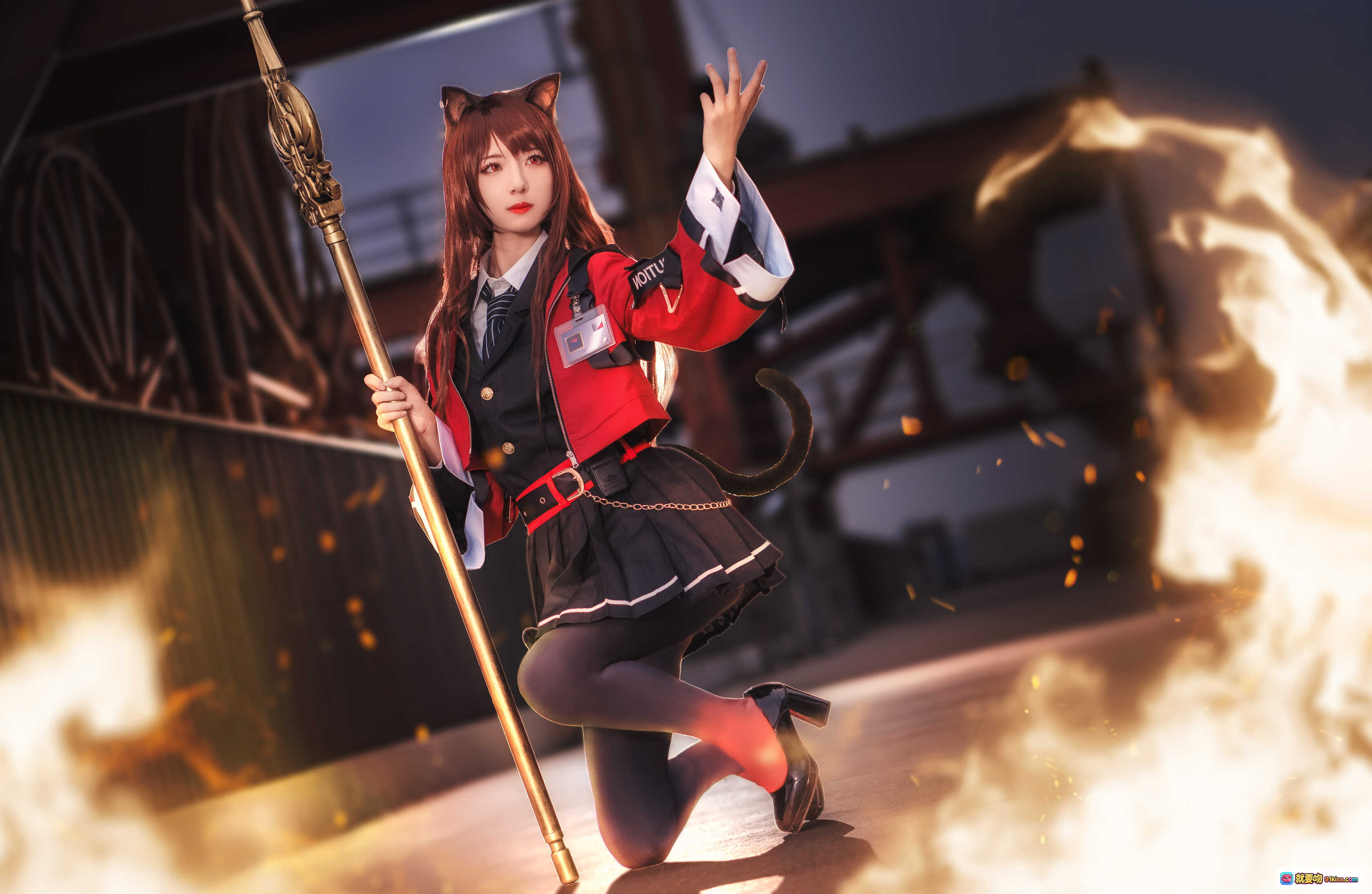 图片[10] - 弥音音NO.019明日方舟天火cosplay 猫耳猫尾红黑制服持法杖火焰特效高还原角色扮演写真 - 就要吻