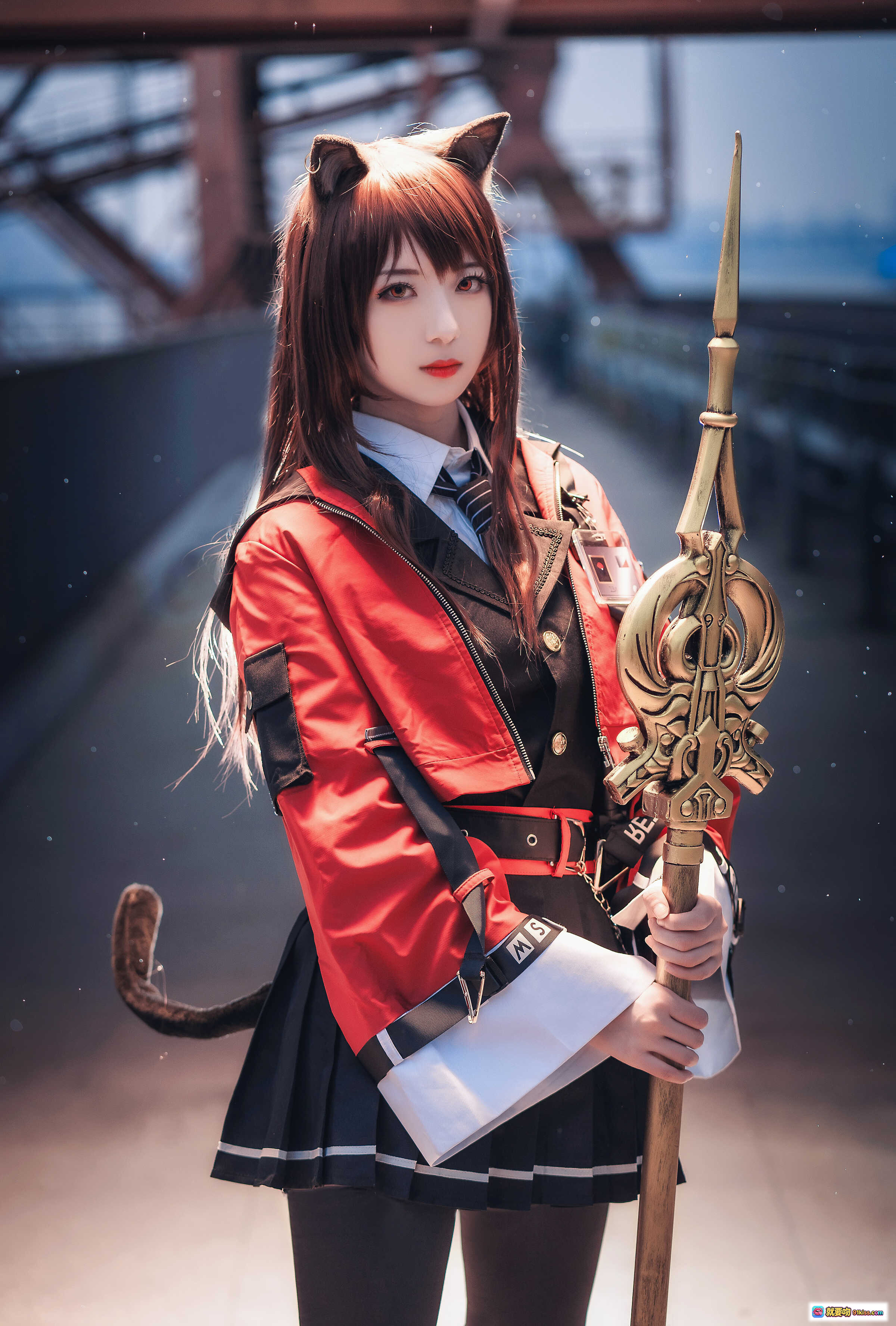 图片[4] - 弥音音NO.019明日方舟天火cosplay 猫耳猫尾红黑制服持法杖火焰特效高还原角色扮演写真 - 就要吻