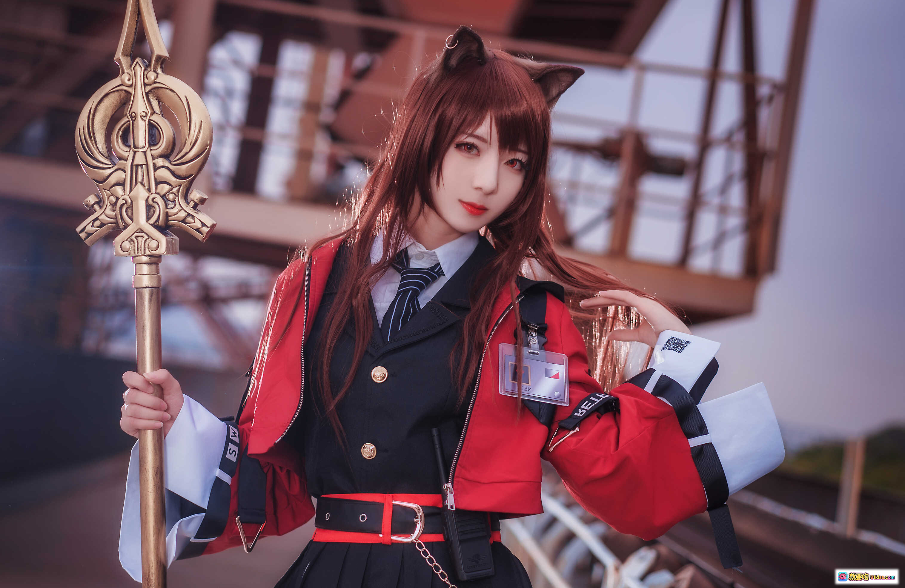 图片[2] - 弥音音NO.019明日方舟天火cosplay 猫耳猫尾红黑制服持法杖火焰特效高还原角色扮演写真 - 就要吻