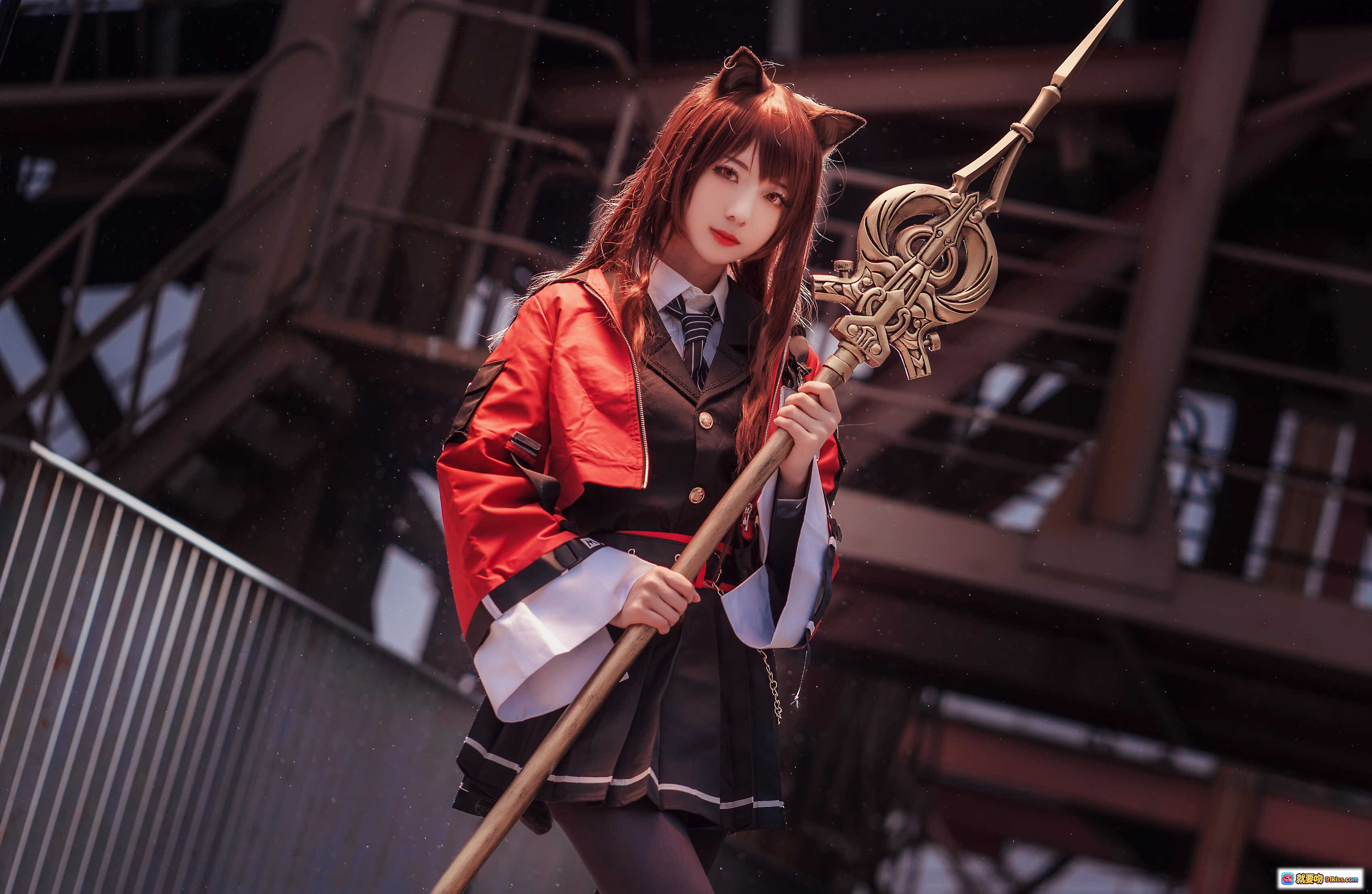 图片[9] - 弥音音NO.019明日方舟天火cosplay 猫耳猫尾红黑制服持法杖火焰特效高还原角色扮演写真 - 就要吻