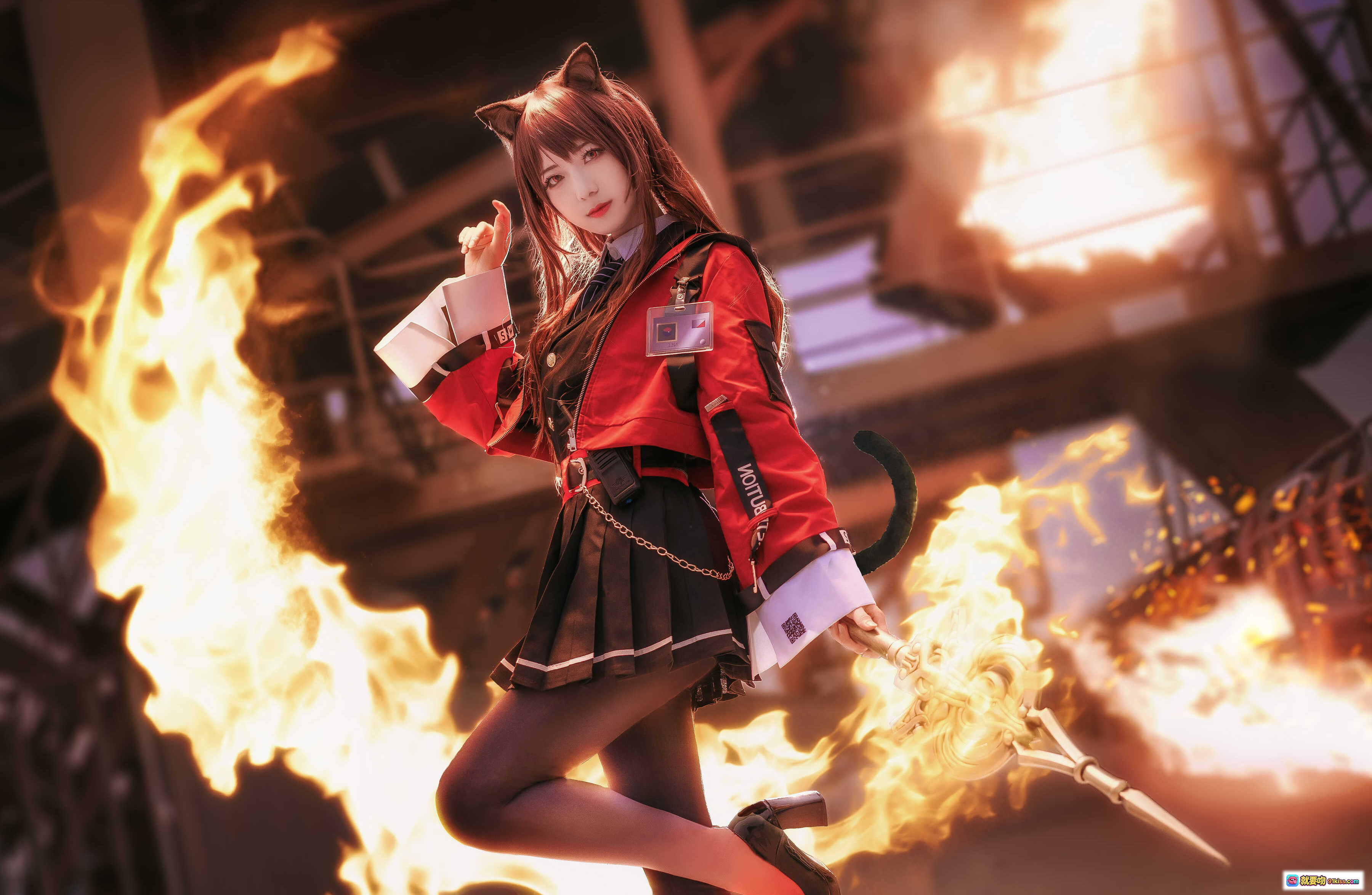 图片[7] - 弥音音NO.019明日方舟天火cosplay 猫耳猫尾红黑制服持法杖火焰特效高还原角色扮演写真 - 就要吻