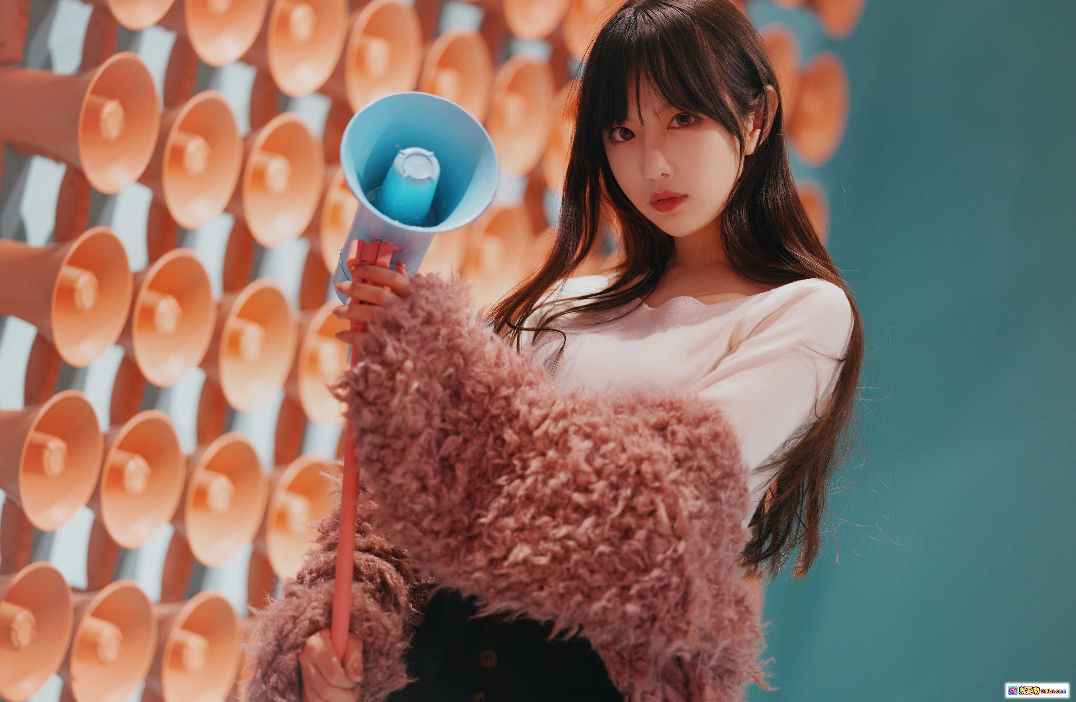 图片[8] - Shika小鹿鹿三里屯街拍穿搭｜粉色毛绒外套+格纹高腰裙+黑色内搭｜时尚都市风少女写真 - 就要吻