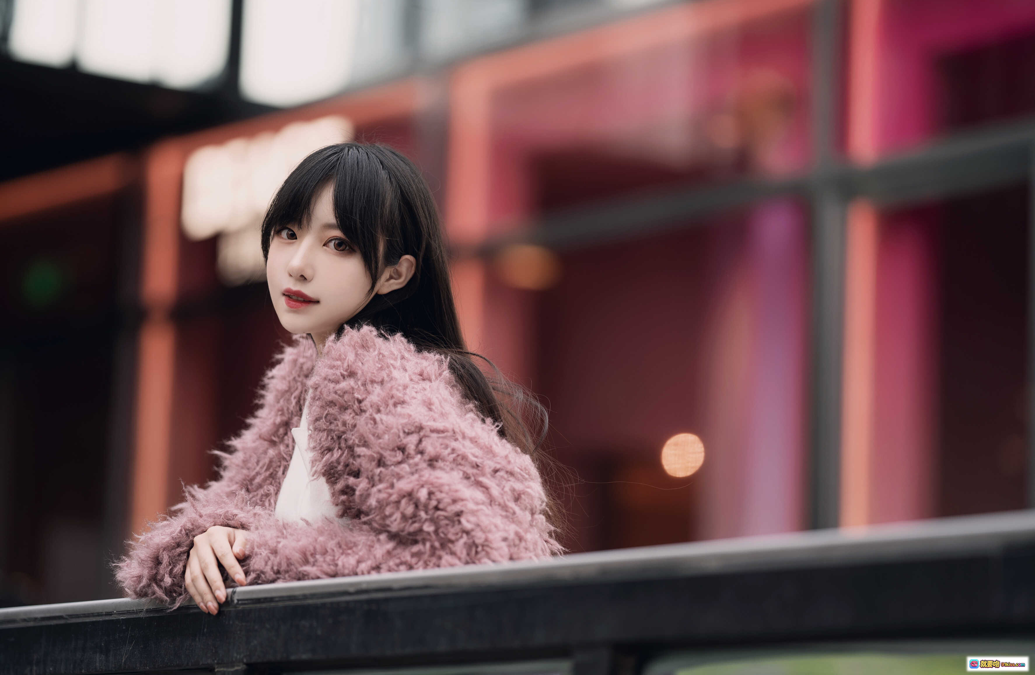 图片[4] - Shika小鹿鹿三里屯街拍穿搭｜粉色毛绒外套+格纹高腰裙+黑色内搭｜时尚都市风少女写真 - 就要吻