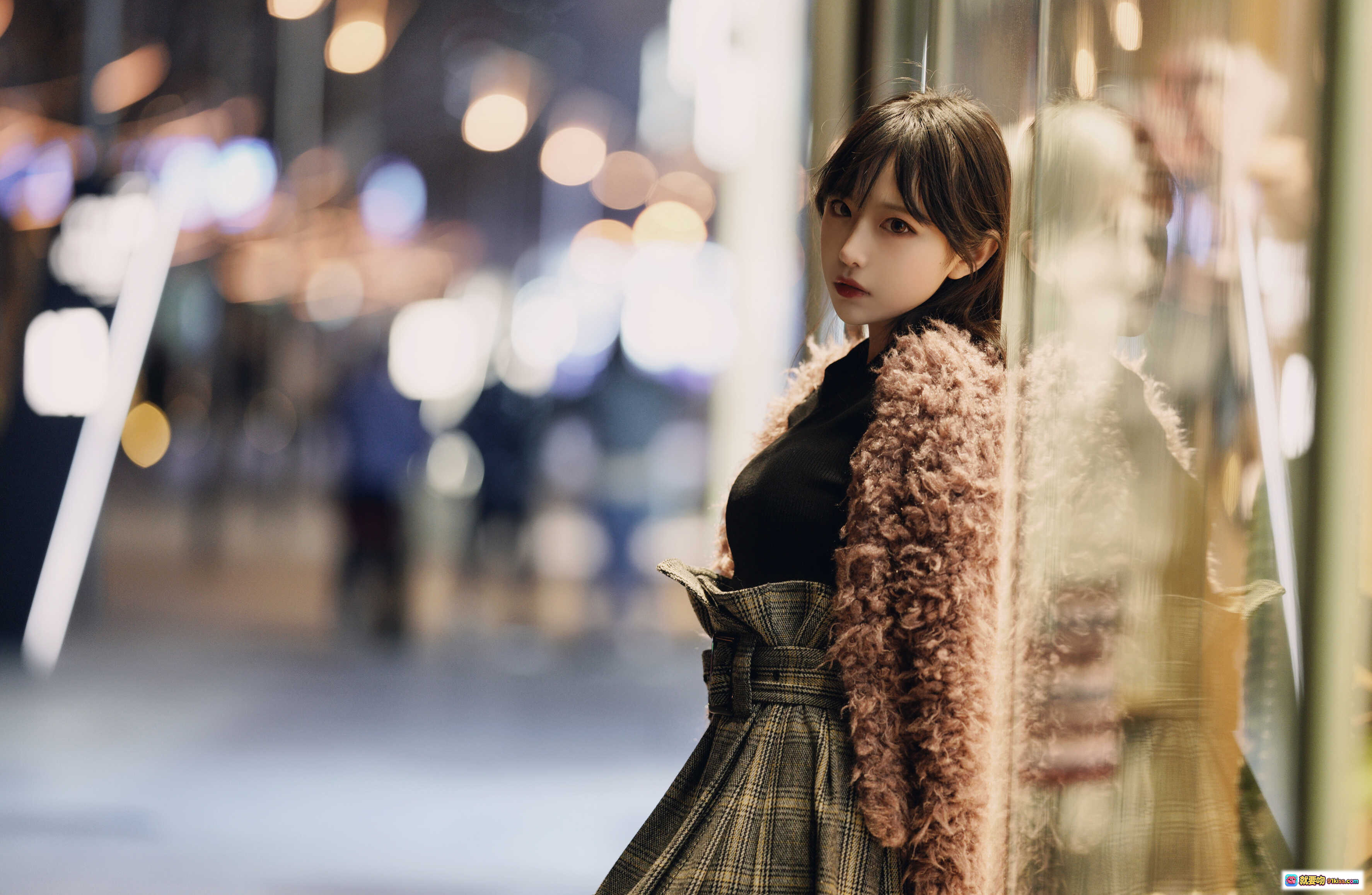 图片[10] - Shika小鹿鹿三里屯街拍穿搭｜粉色毛绒外套+格纹高腰裙+黑色内搭｜时尚都市风少女写真 - 就要吻