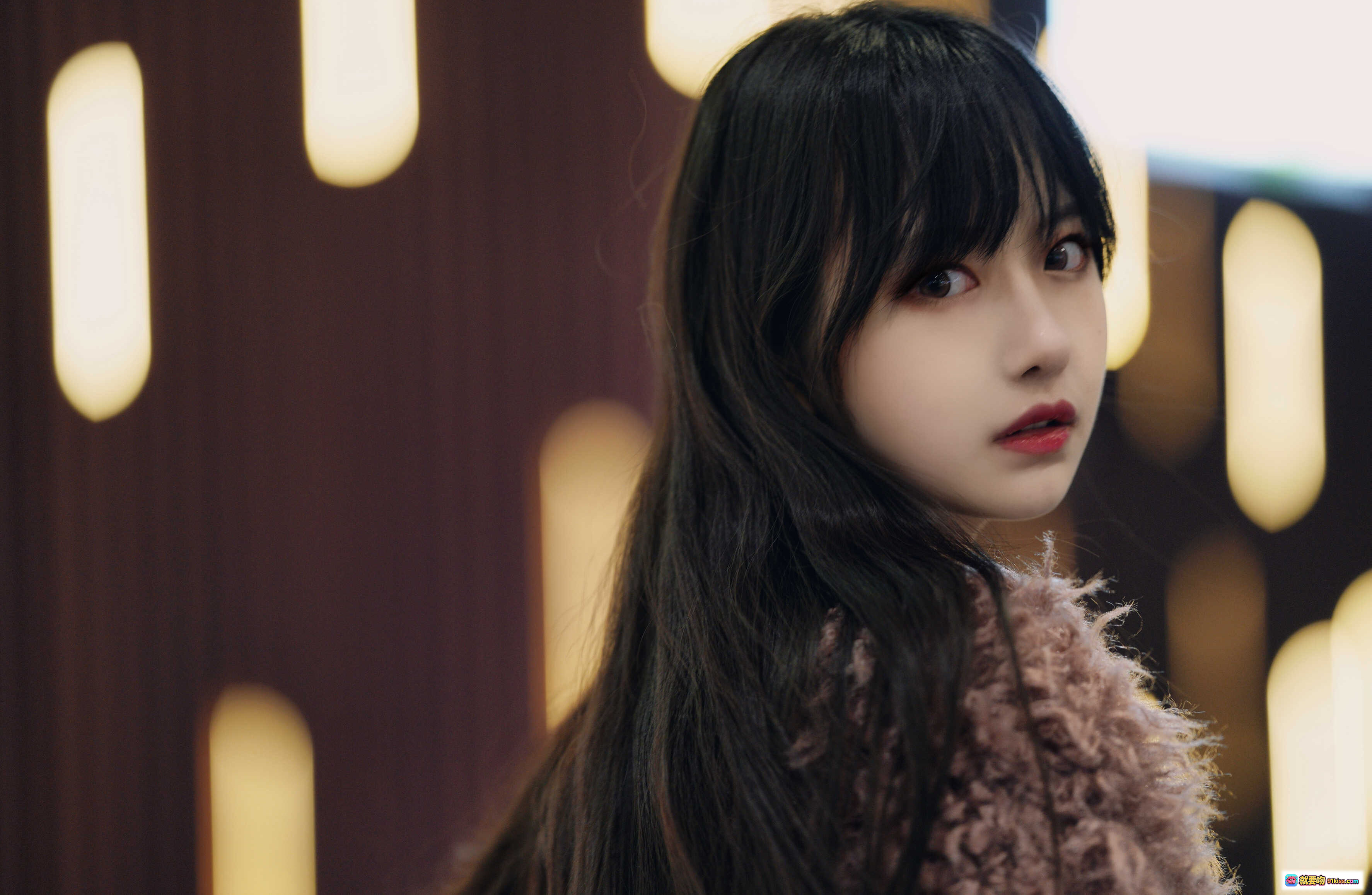 图片[3] - Shika小鹿鹿三里屯街拍穿搭｜粉色毛绒外套+格纹高腰裙+黑色内搭｜时尚都市风少女写真 - 就要吻