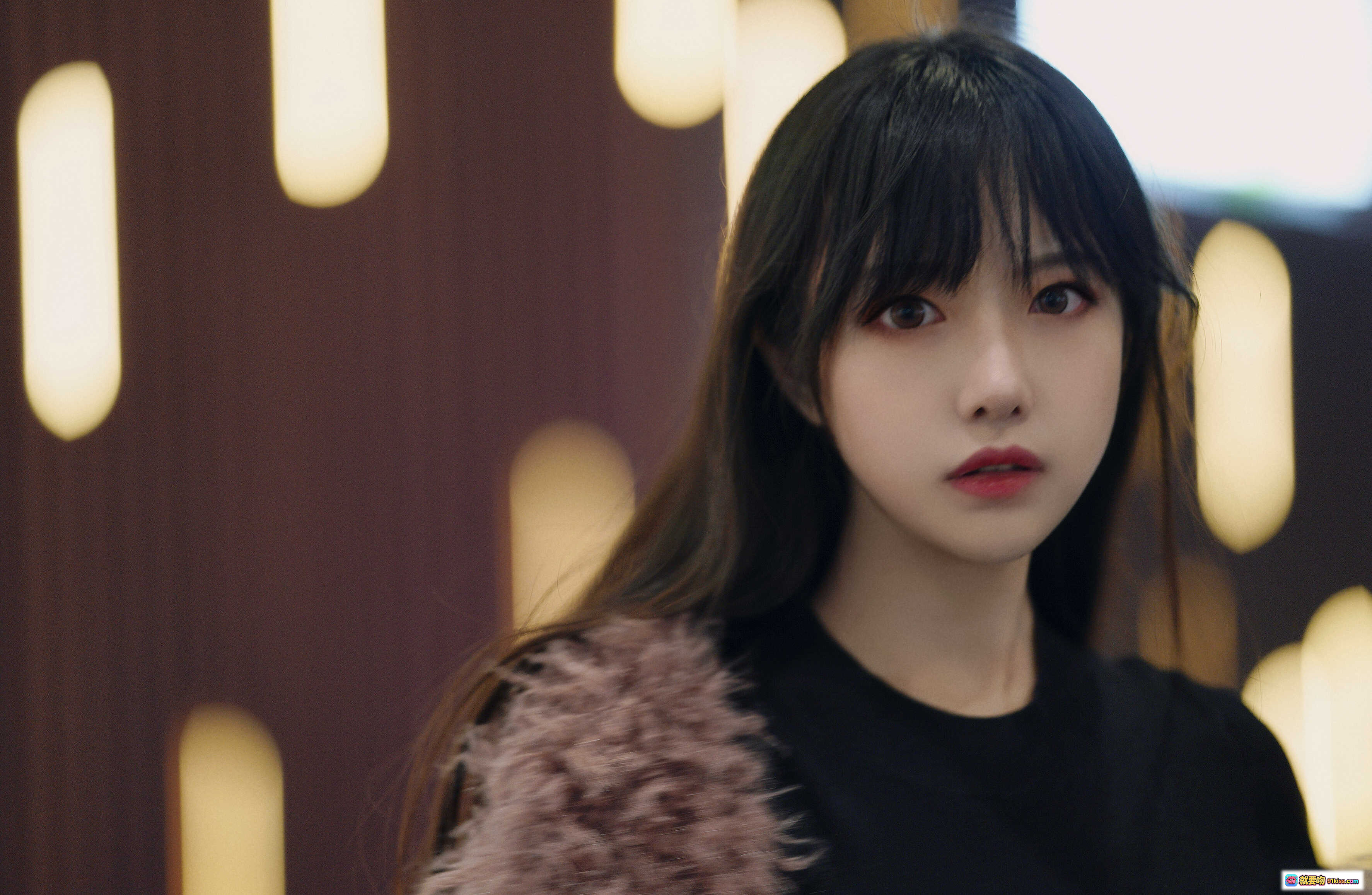 图片[2] - Shika小鹿鹿三里屯街拍穿搭｜粉色毛绒外套+格纹高腰裙+黑色内搭｜时尚都市风少女写真 - 就要吻