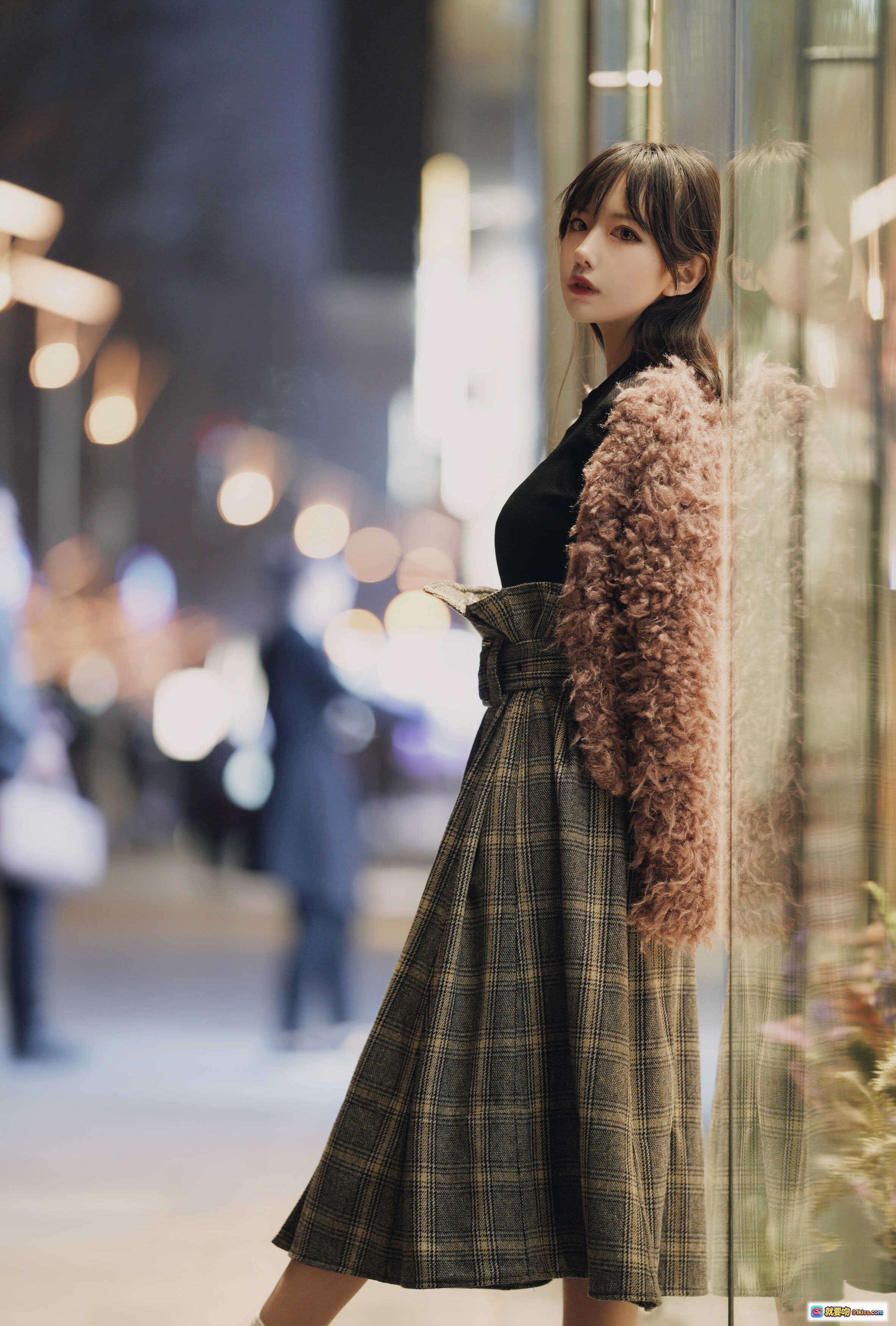 图片[9] - Shika小鹿鹿三里屯街拍穿搭｜粉色毛绒外套+格纹高腰裙+黑色内搭｜时尚都市风少女写真 - 就要吻