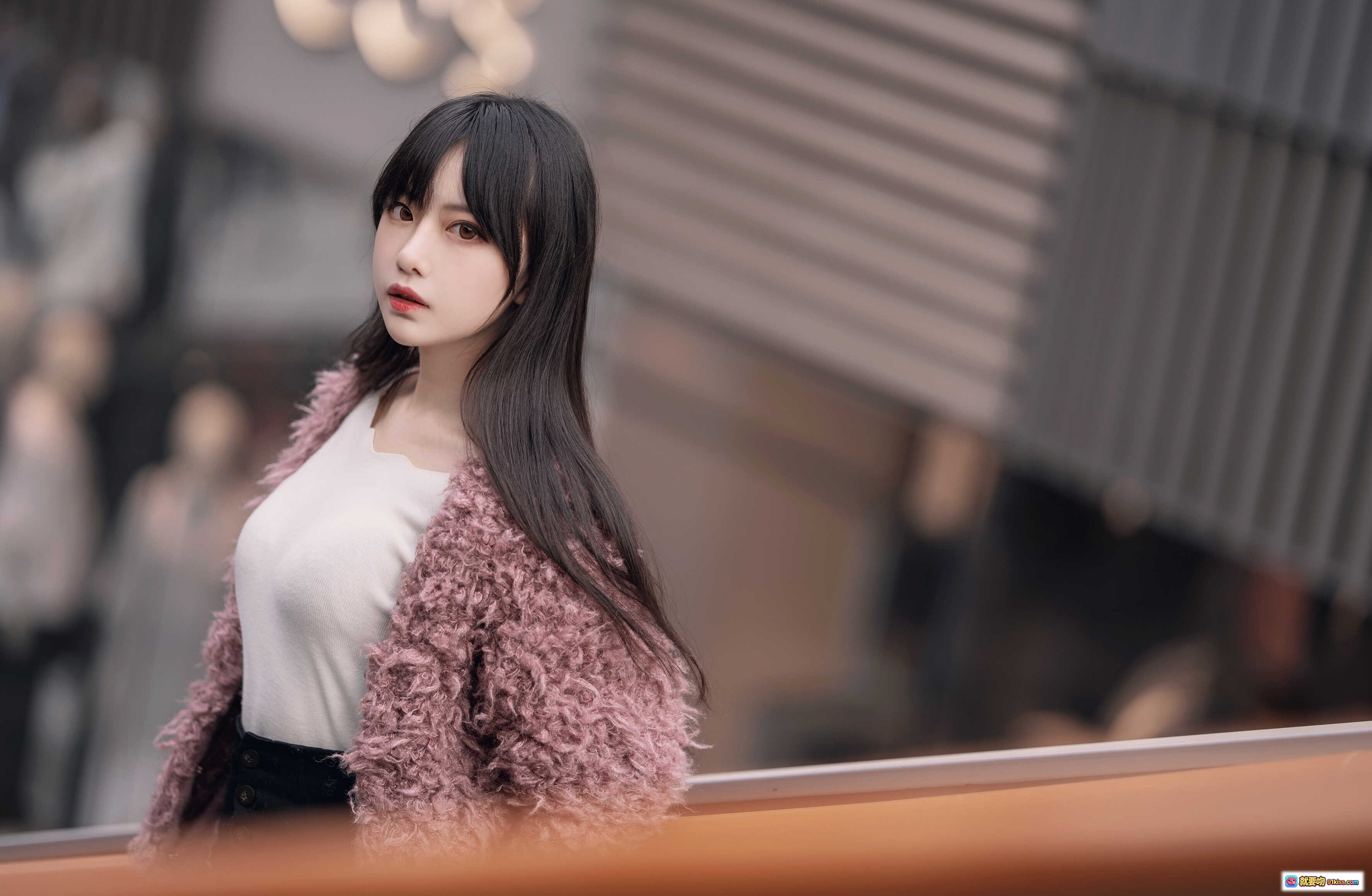 图片[7] - Shika小鹿鹿三里屯街拍穿搭｜粉色毛绒外套+格纹高腰裙+黑色内搭｜时尚都市风少女写真 - 就要吻