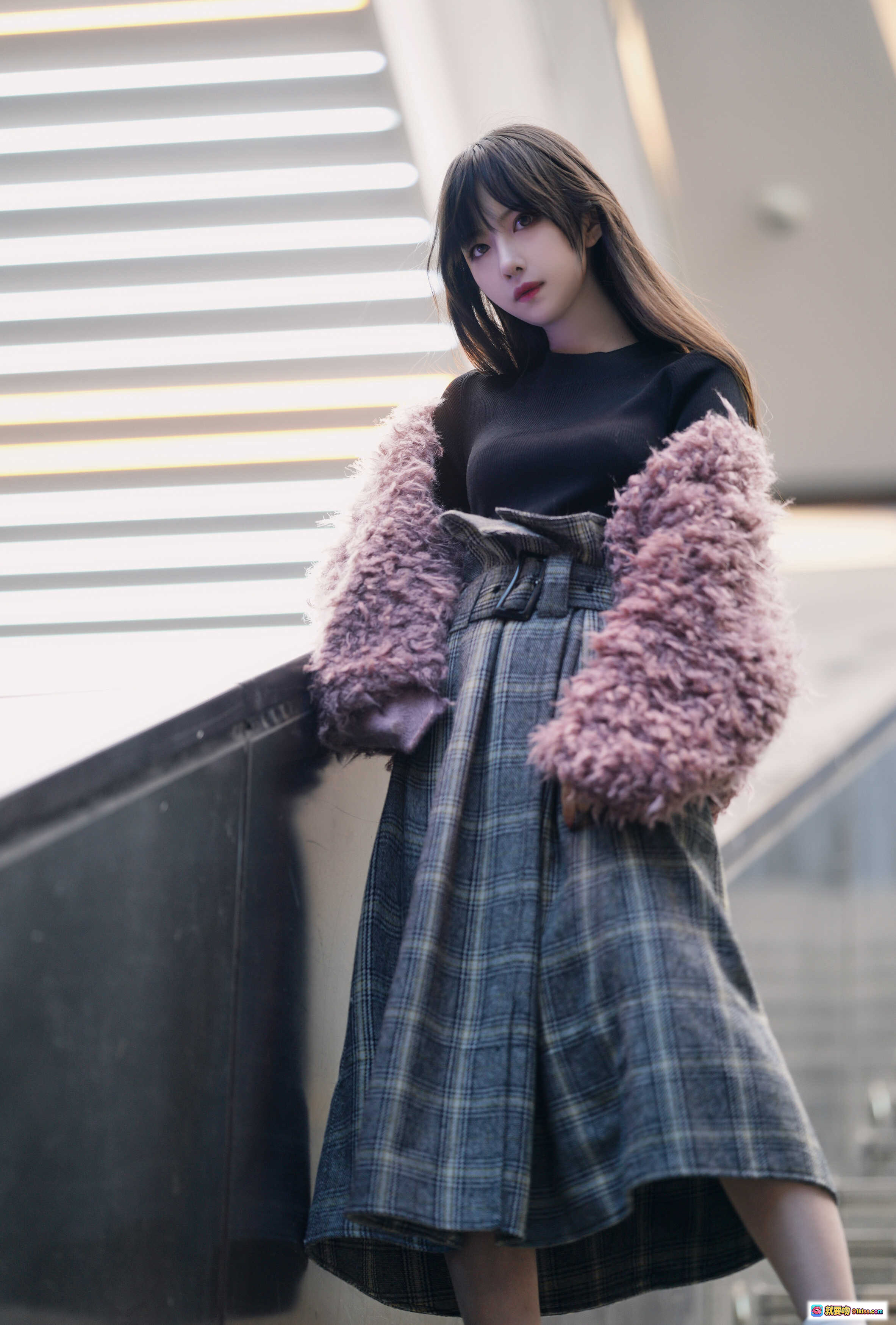 图片[6] - Shika小鹿鹿三里屯街拍穿搭｜粉色毛绒外套+格纹高腰裙+黑色内搭｜时尚都市风少女写真 - 就要吻