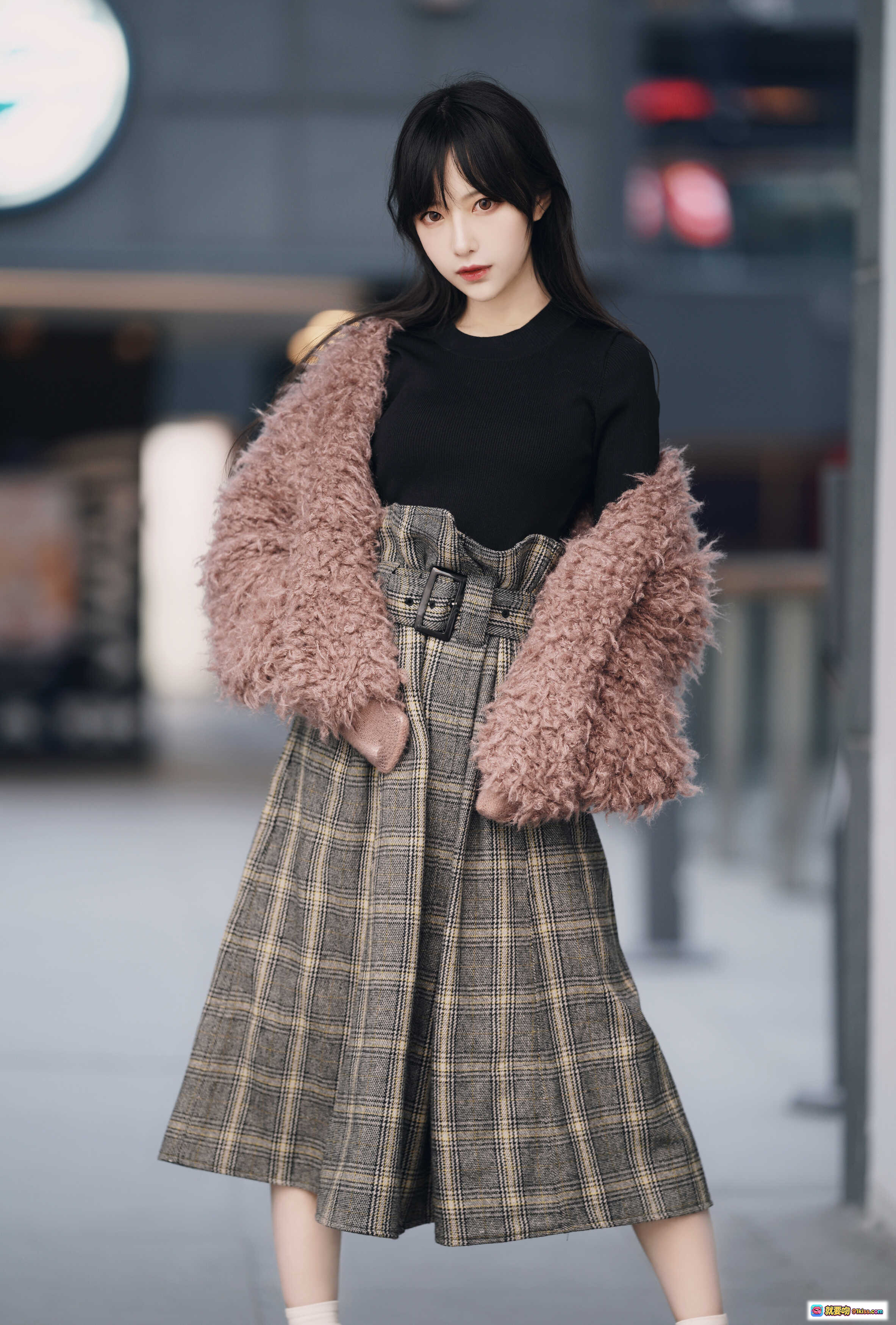 图片[1] - Shika小鹿鹿三里屯街拍穿搭｜粉色毛绒外套+格纹高腰裙+黑色内搭｜时尚都市风少女写真 - 就要吻