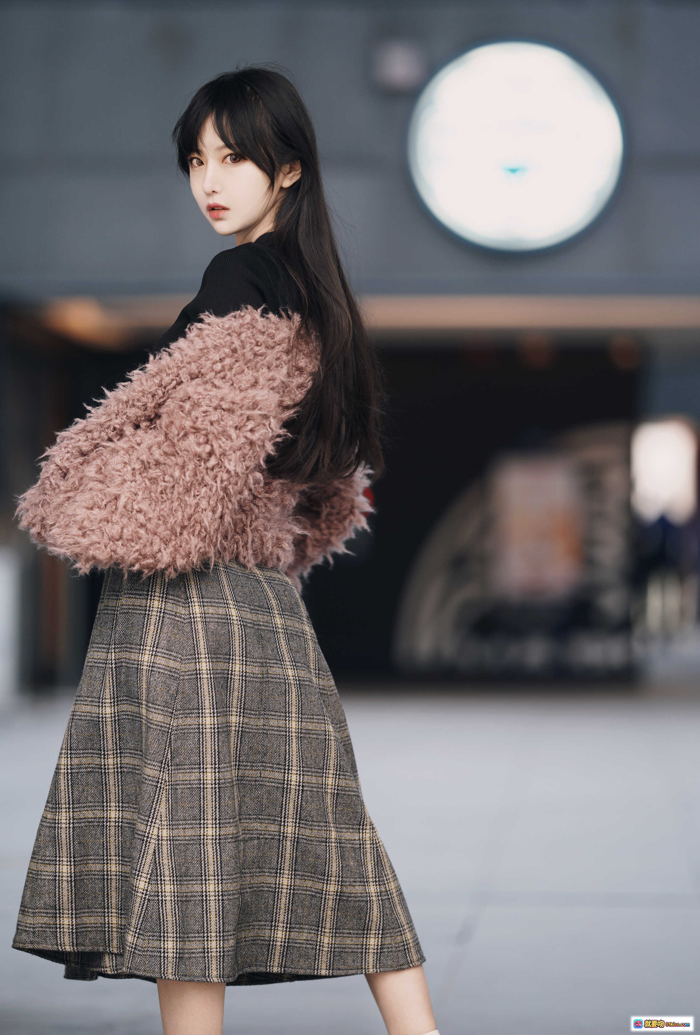 图片[5] - Shika小鹿鹿三里屯街拍穿搭｜粉色毛绒外套+格纹高腰裙+黑色内搭｜时尚都市风少女写真 - 就要吻