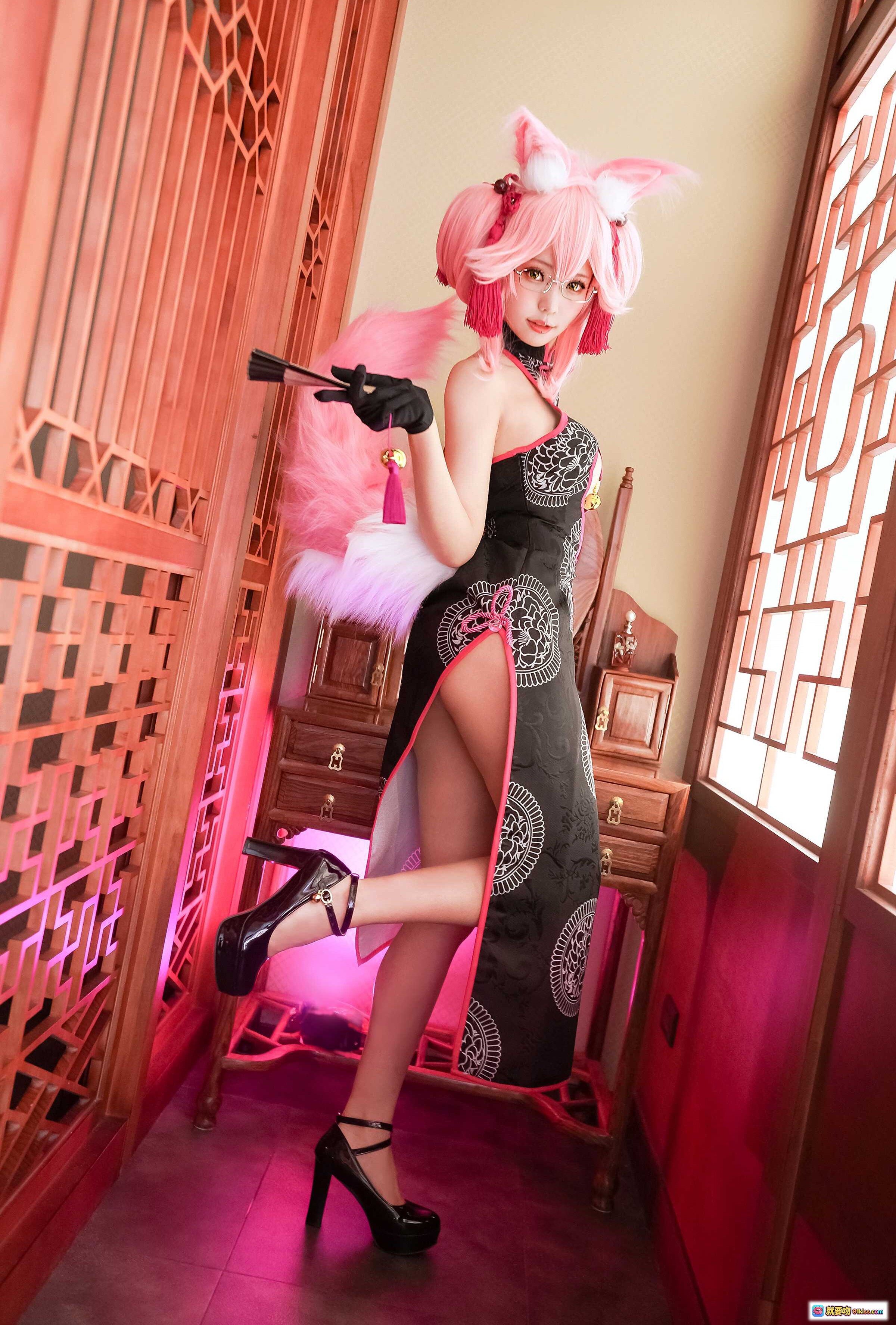 图片[9] - ElyEE子 NO.044 粉发兔耳旗袍COS写真｜黑粉镂空高开叉旗袍+眼镜+鸟笼古风场景美拍 - 就要吻