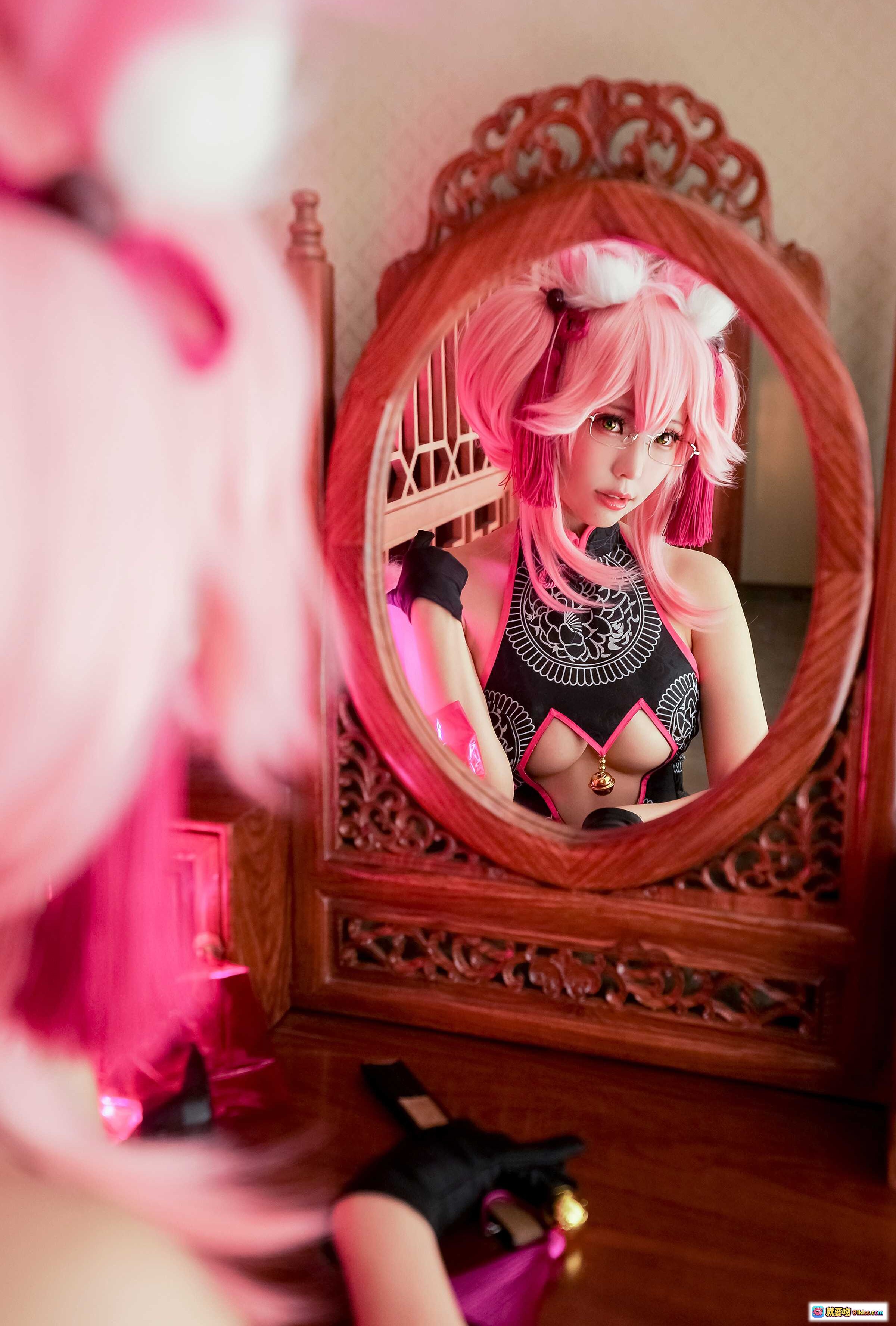 图片[7] - ElyEE子 NO.044 粉发兔耳旗袍COS写真｜黑粉镂空高开叉旗袍+眼镜+鸟笼古风场景美拍 - 就要吻
