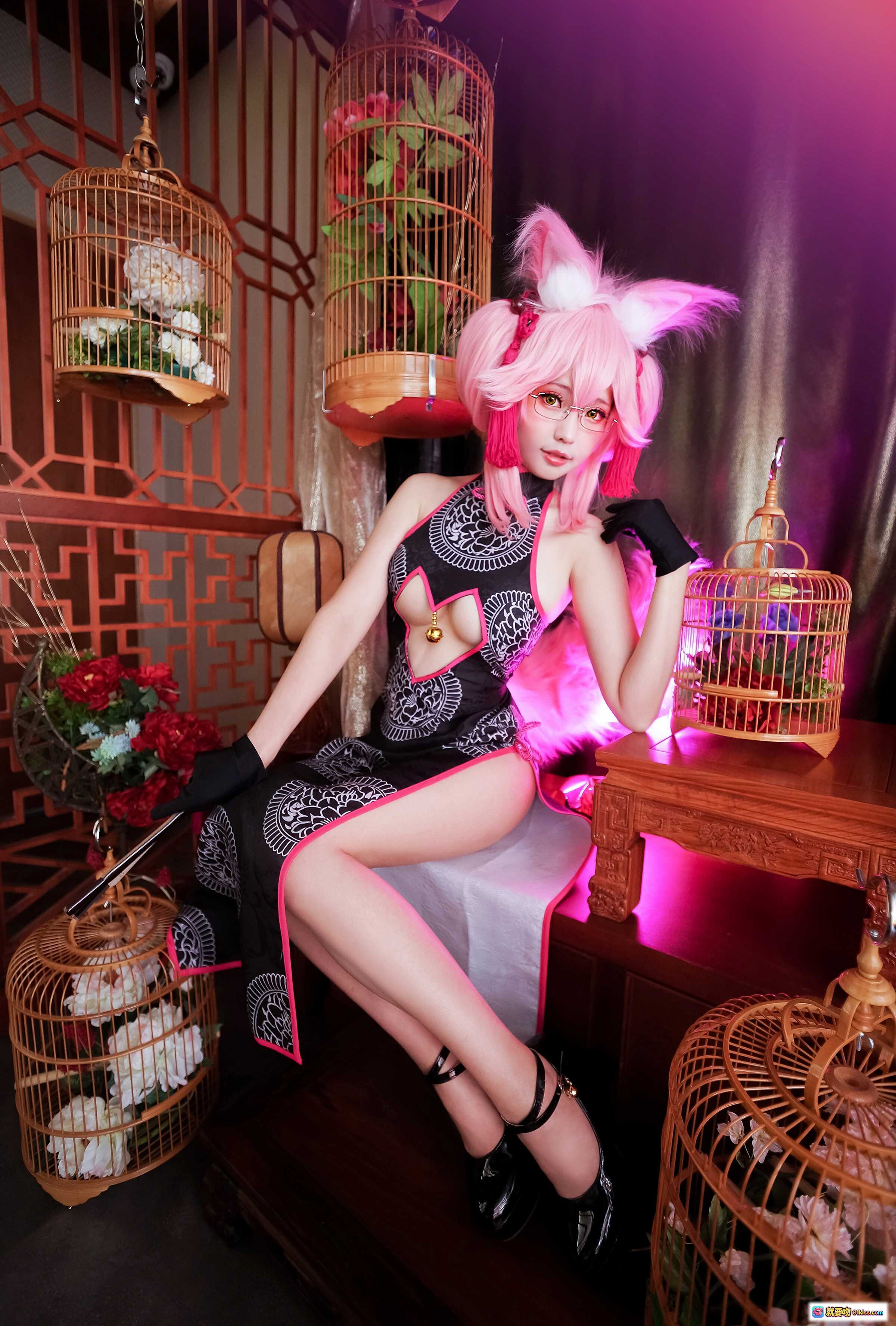 ElyEE子 NO.044 粉发兔耳旗袍COS写真｜黑粉镂空高开叉旗袍+眼镜+鸟笼古风场景美拍 - 就要吻