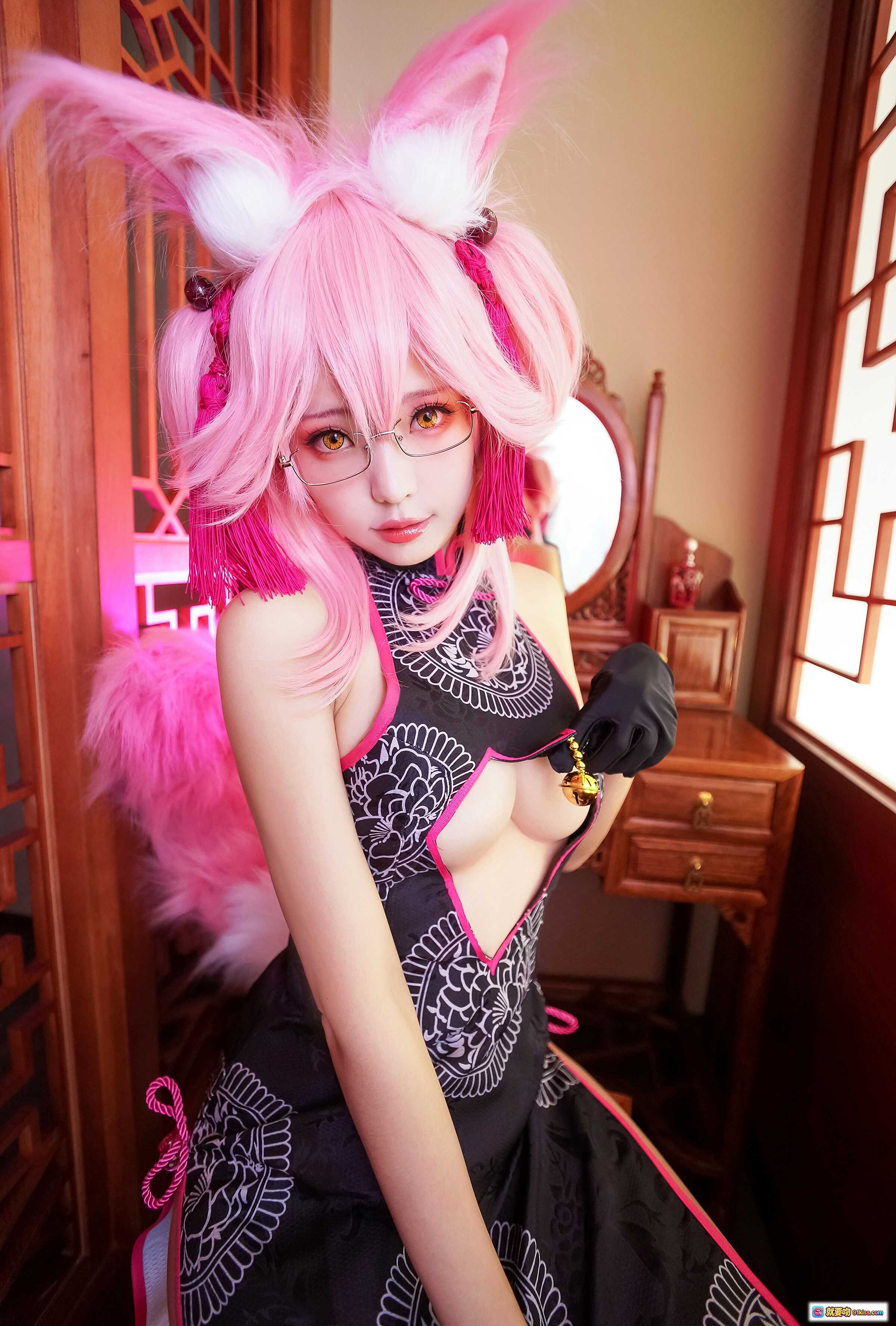 图片[2] - ElyEE子 NO.044 粉发兔耳旗袍COS写真｜黑粉镂空高开叉旗袍+眼镜+鸟笼古风场景美拍 - 就要吻