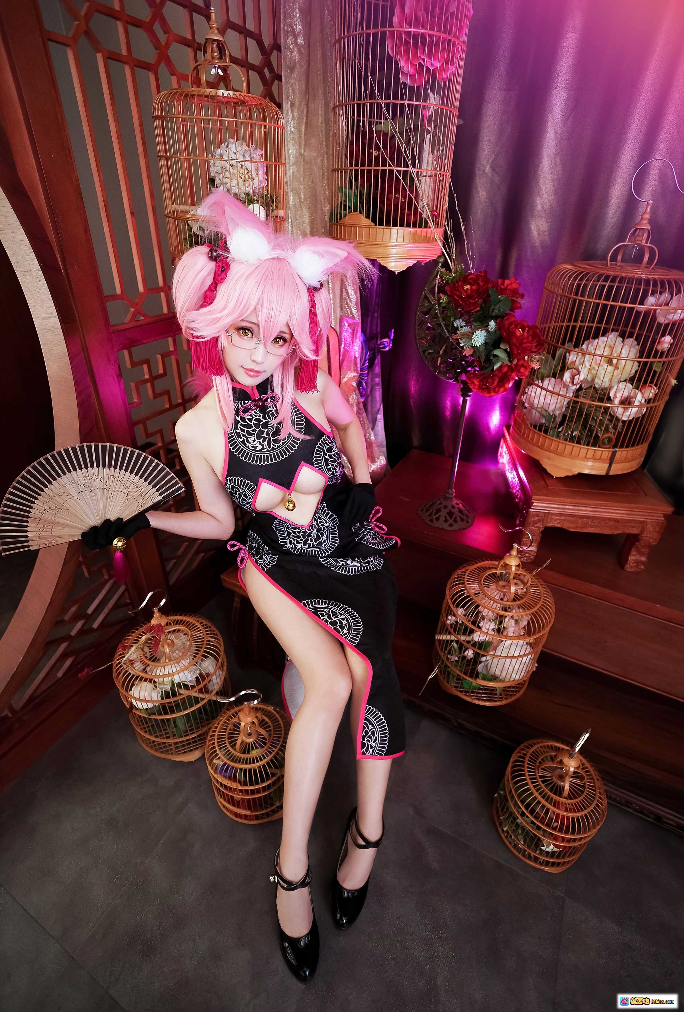 图片[10] - ElyEE子 NO.044 粉发兔耳旗袍COS写真｜黑粉镂空高开叉旗袍+眼镜+鸟笼古风场景美拍 - 就要吻
