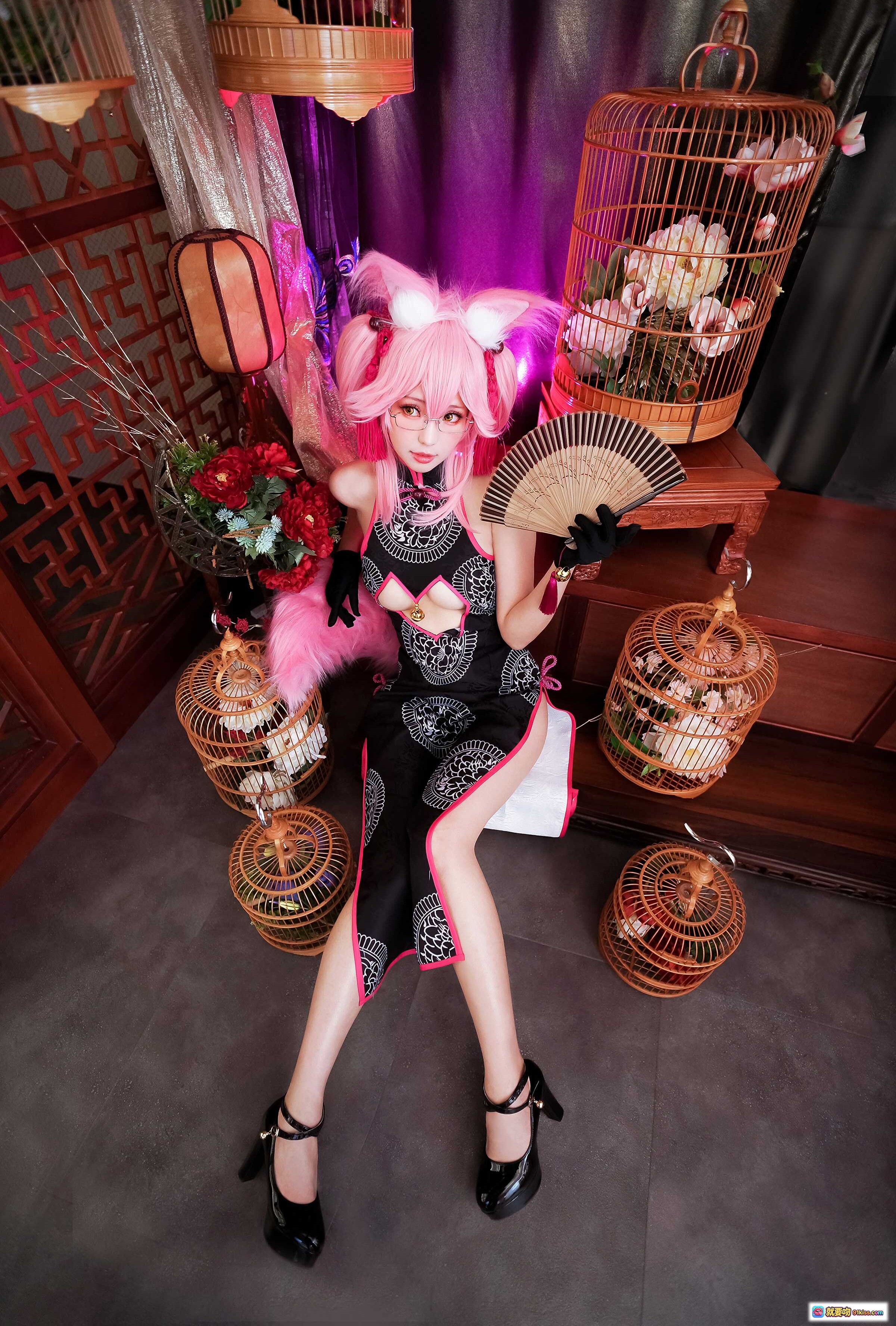 图片[3] - ElyEE子 NO.044 粉发兔耳旗袍COS写真｜黑粉镂空高开叉旗袍+眼镜+鸟笼古风场景美拍 - 就要吻