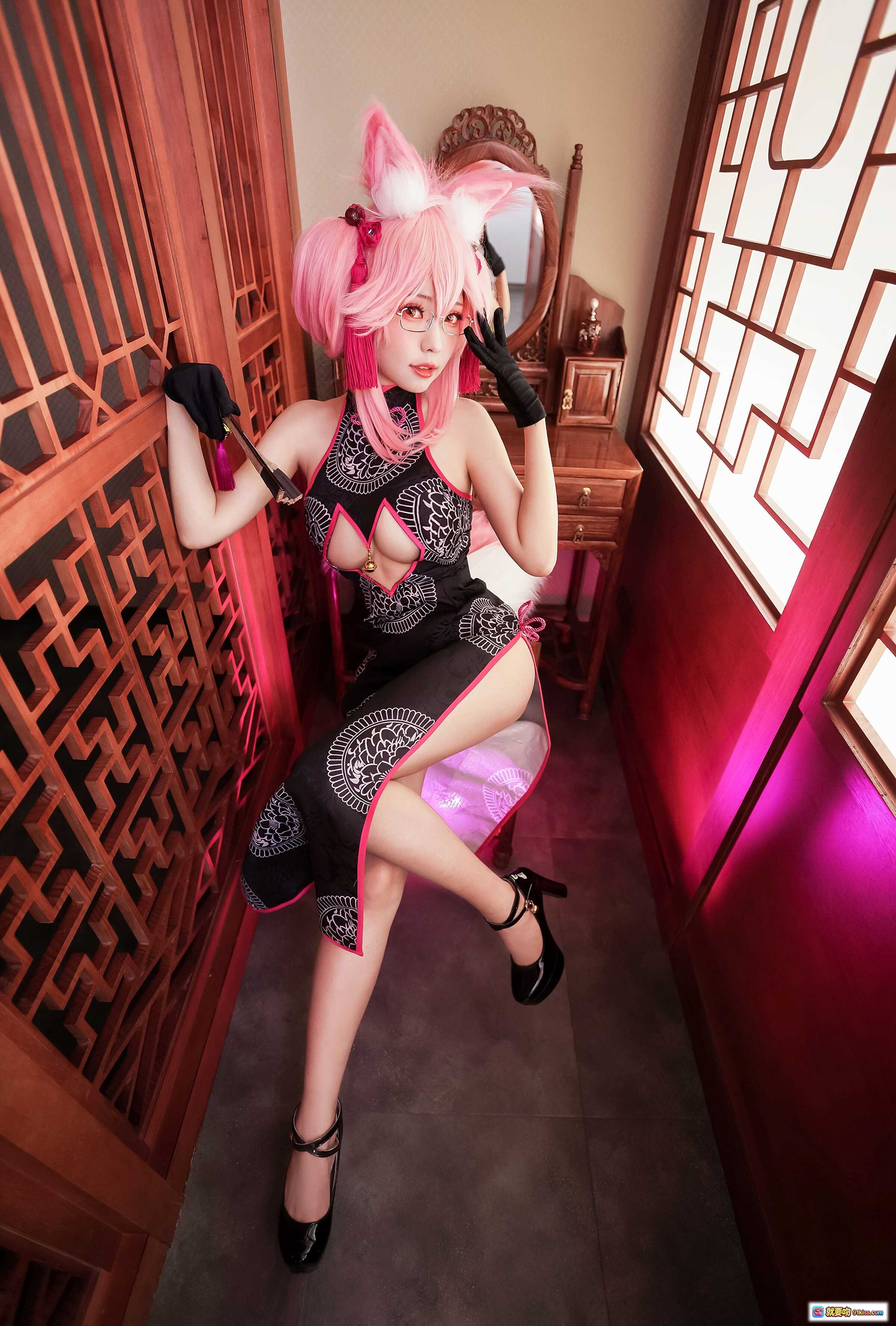 图片[6] - ElyEE子 NO.044 粉发兔耳旗袍COS写真｜黑粉镂空高开叉旗袍+眼镜+鸟笼古风场景美拍 - 就要吻