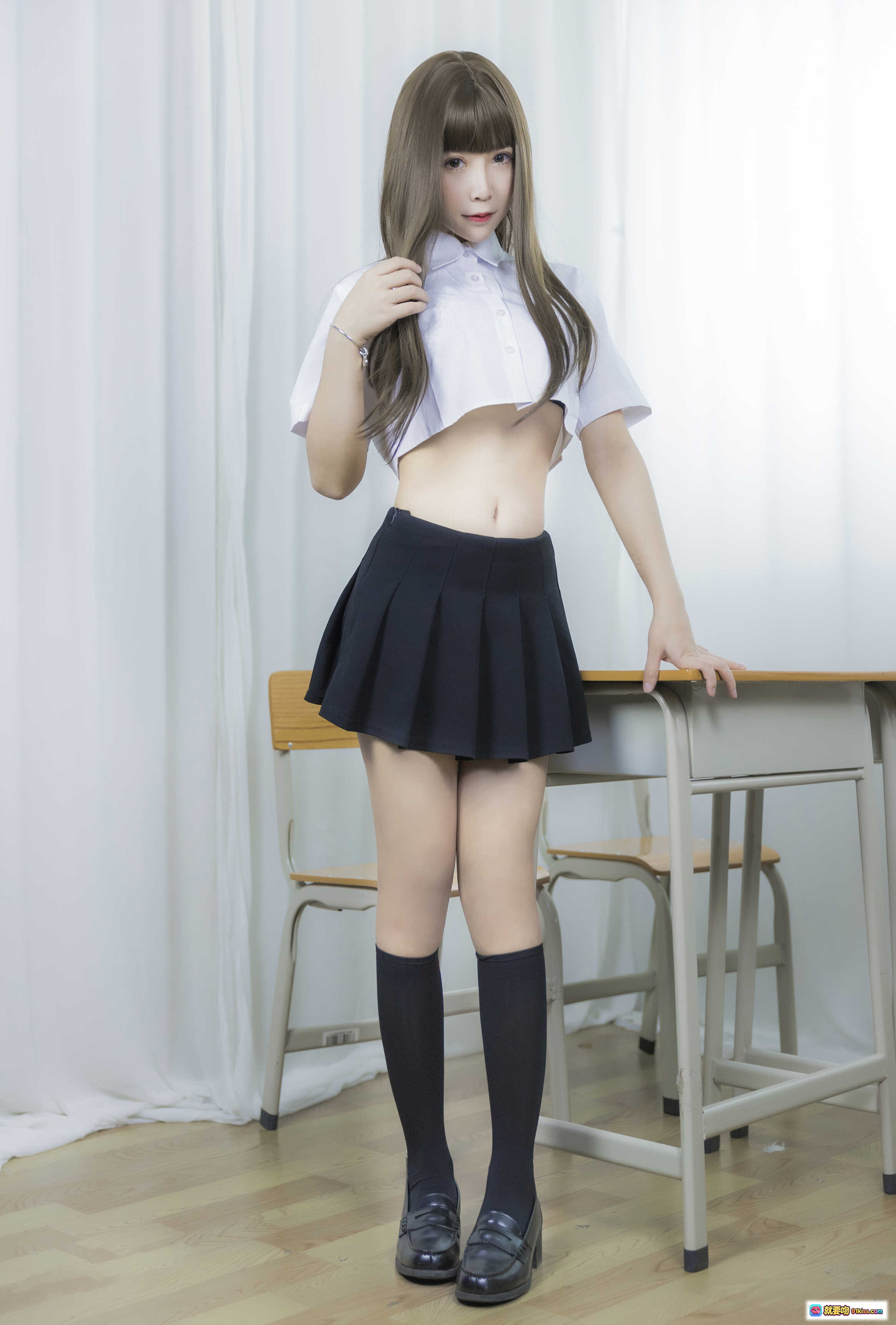 图片[2] - 抱走莫子A NO.016 等你下课 学院风少女写真 白衬衫黑短裙 长发齐刘海 黑丝袜高跟鞋 教室课桌摆拍 42P高清图集 - 就要吻