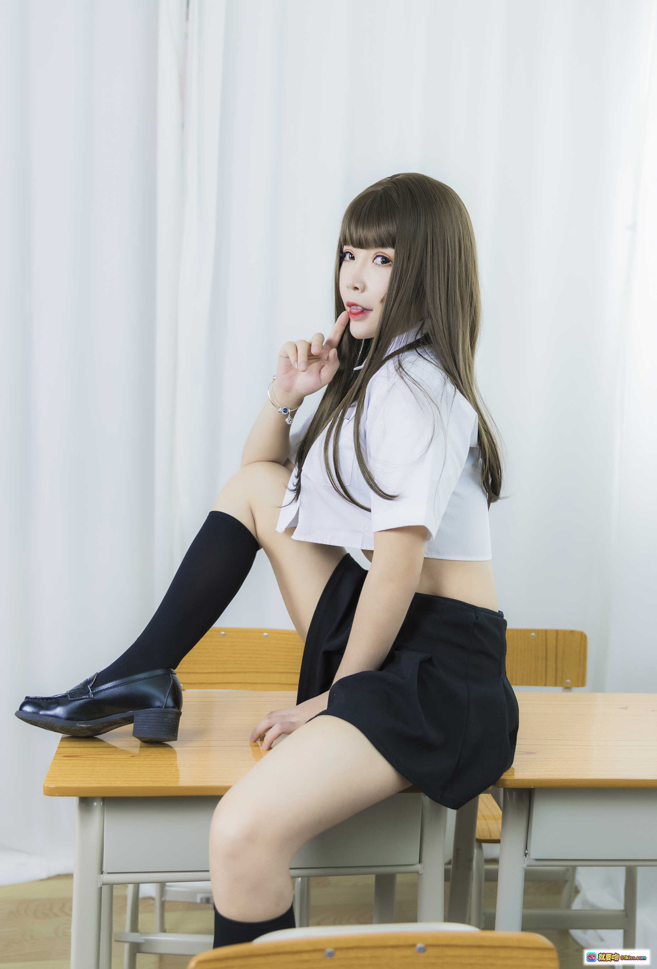 抱走莫子A NO.016 等你下课 学院风少女写真 白衬衫黑短裙 长发齐刘海 黑丝袜高跟鞋 教室课桌摆拍 42P高清图集 - 就要吻