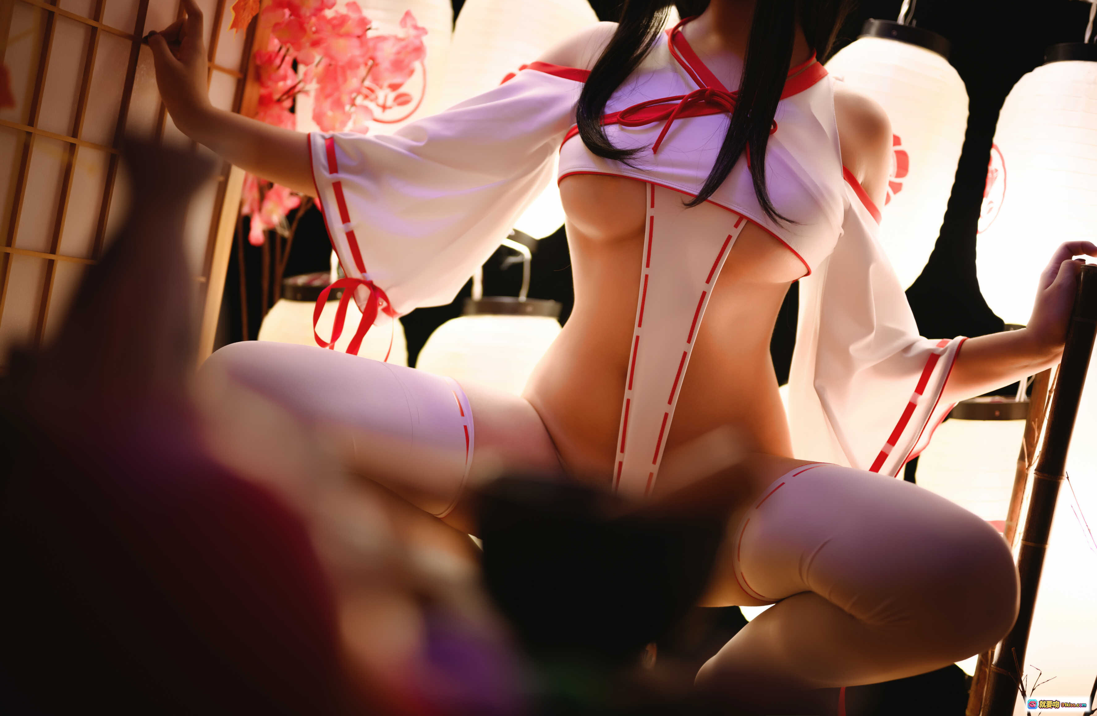 图片[2] - 蜜汁猫裘NO.001巫女Cosplay写真 | 白红和风服饰+长发黑发+日式灯笼背景+木凳坐姿+白色过膝袜+传统木屐+枫叶装饰+和室场景 - 就要吻