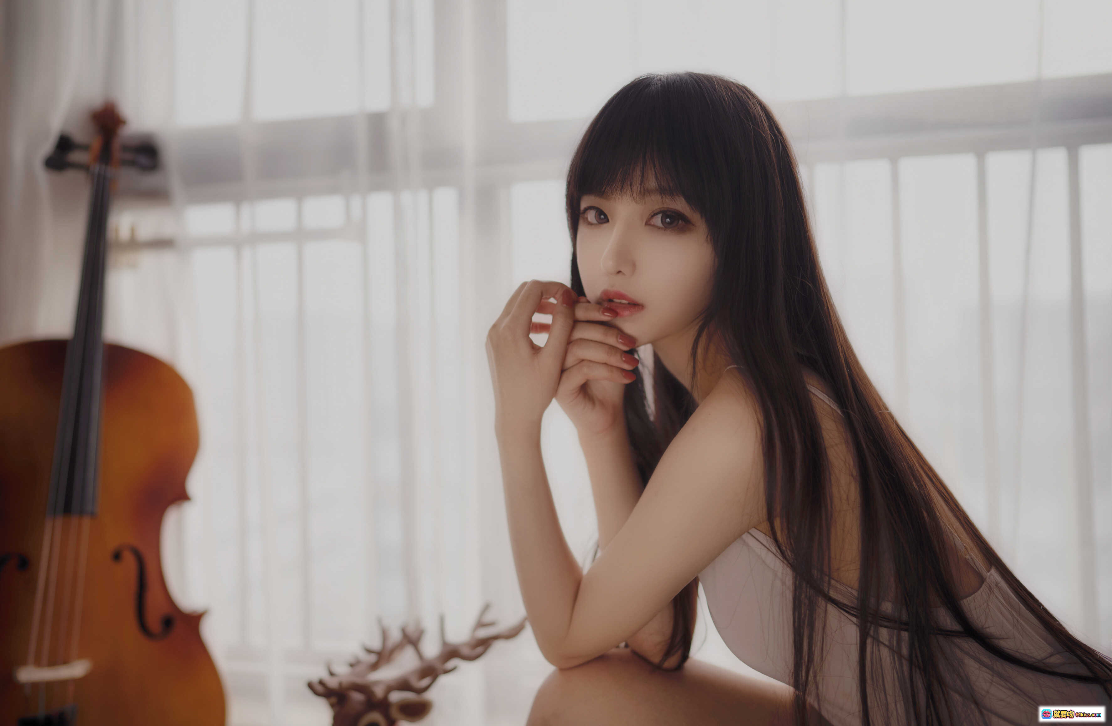 图片[10] - Shika小鹿鹿NO.034写真01 长发姑娘慵懒沙发美拍 蕾丝内衣+圣诞驯鹿装饰+复古花毯+小提琴点缀 21P高清图集 - 就要吻