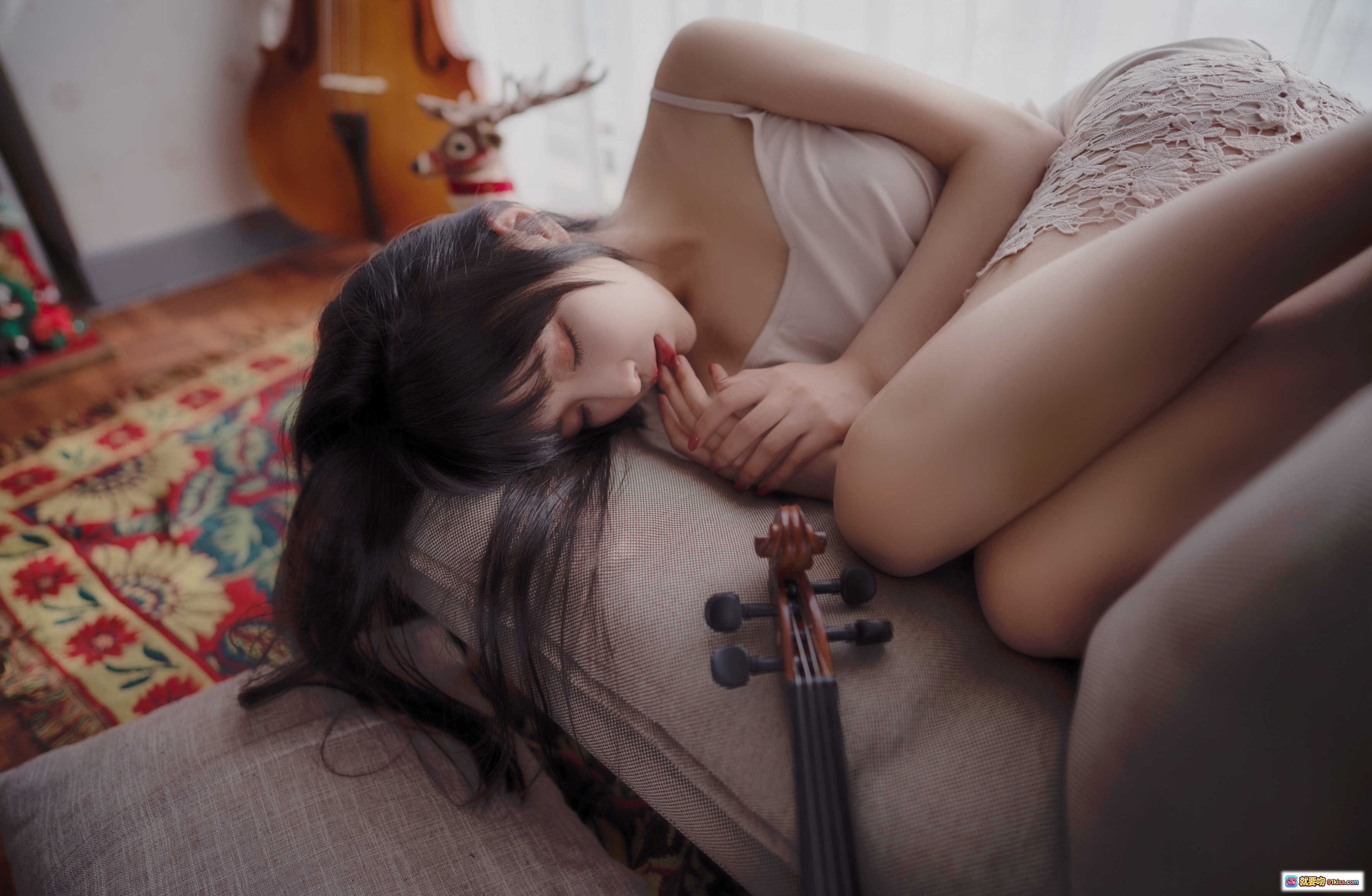 图片[3] - Shika小鹿鹿NO.034写真01 长发姑娘慵懒沙发美拍 蕾丝内衣+圣诞驯鹿装饰+复古花毯+小提琴点缀 21P高清图集 - 就要吻