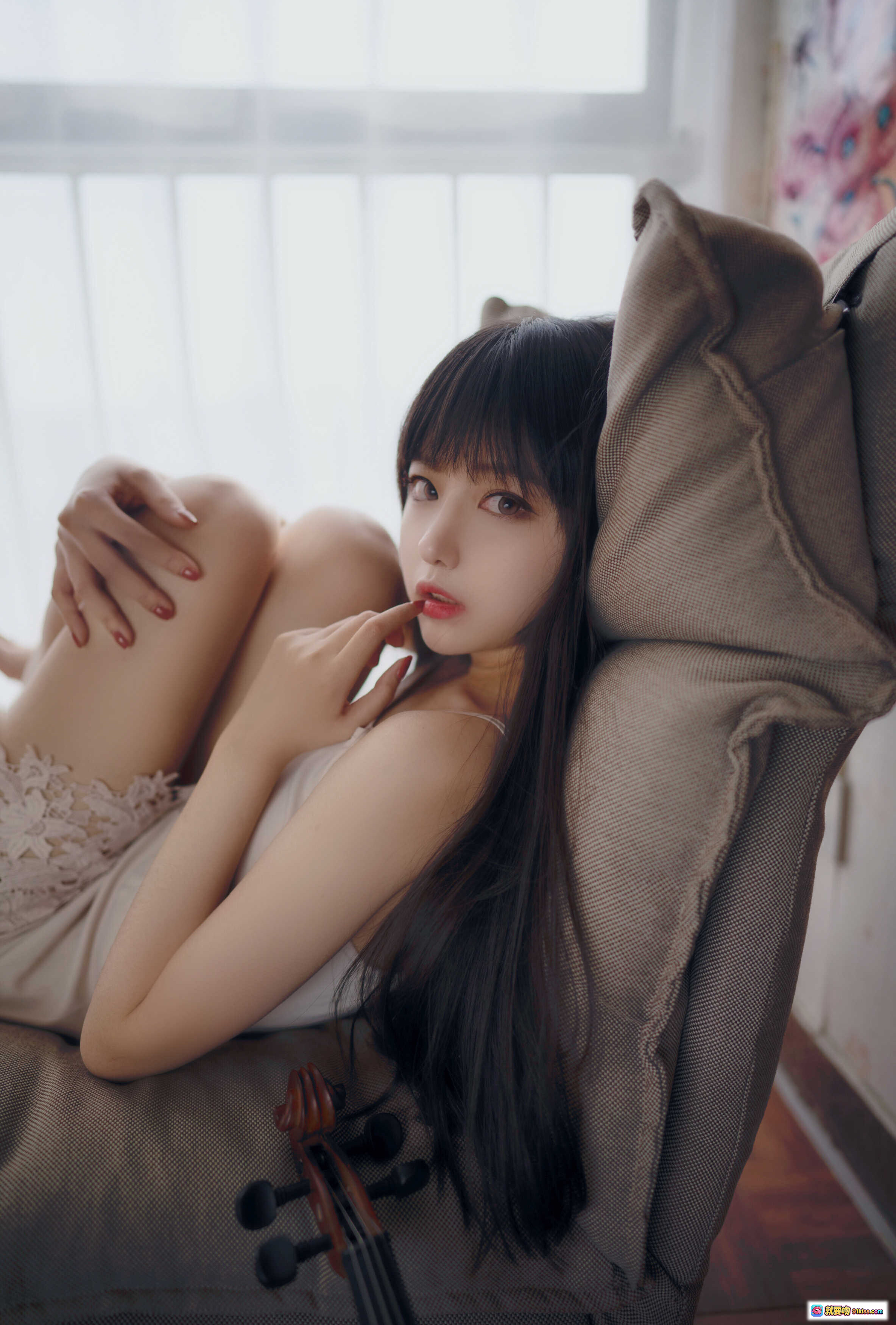 图片[8] - Shika小鹿鹿NO.034写真01 长发姑娘慵懒沙发美拍 蕾丝内衣+圣诞驯鹿装饰+复古花毯+小提琴点缀 21P高清图集 - 就要吻