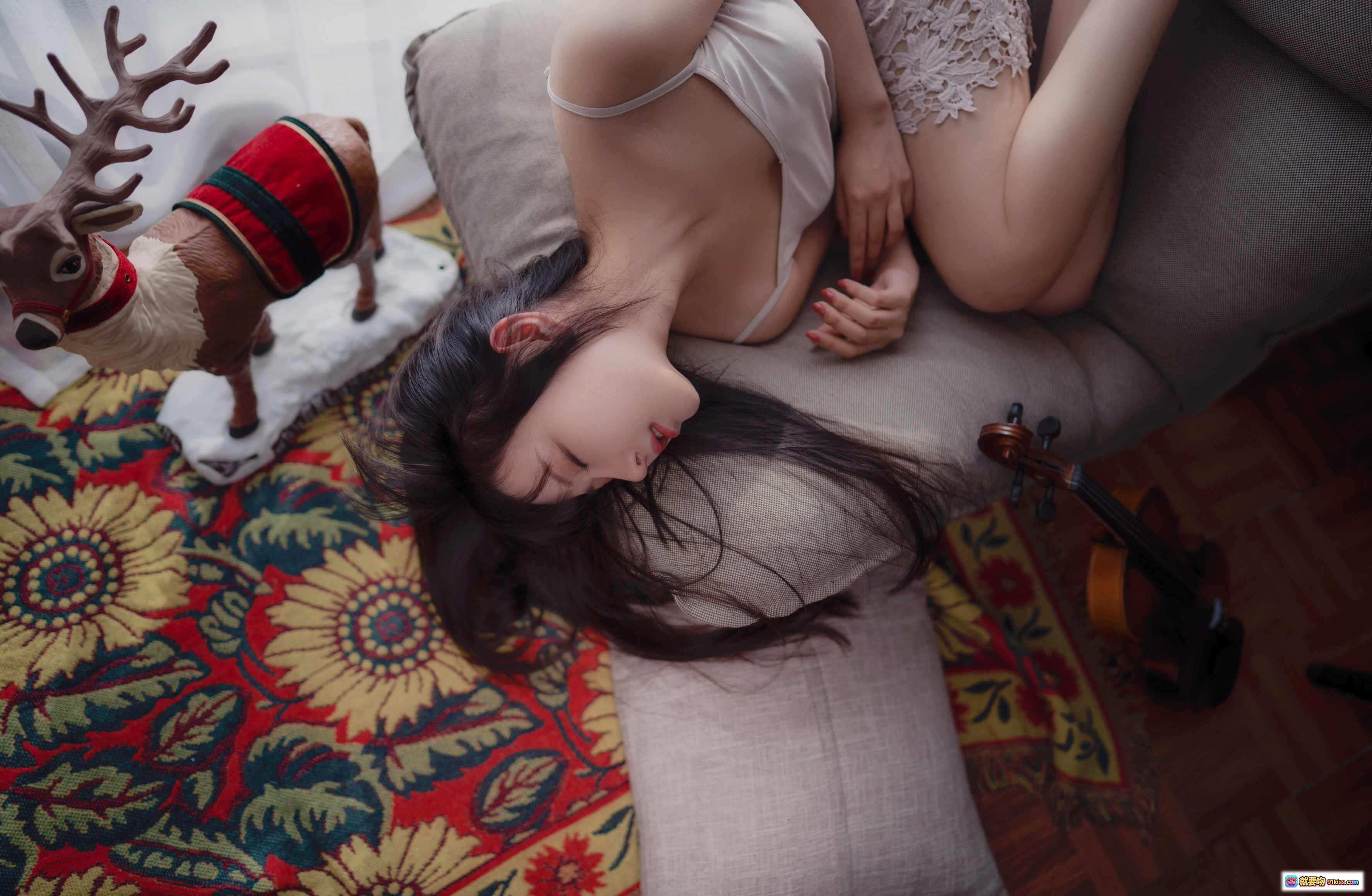 图片[1] - Shika小鹿鹿NO.034写真01 长发姑娘慵懒沙发美拍 蕾丝内衣+圣诞驯鹿装饰+复古花毯+小提琴点缀 21P高清图集 - 就要吻