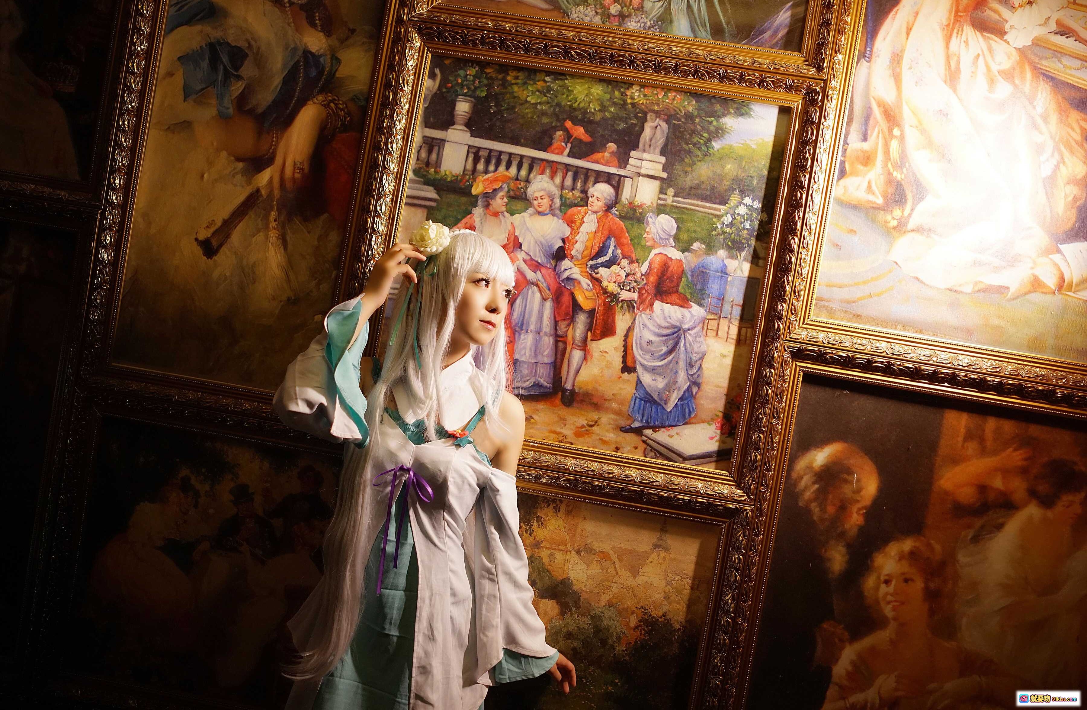 图片[8] - 弥音音NO.004艾米莉娅Cosplay写真｜银发精灵耳少女｜青白古风服饰｜华丽宫廷背景｜精致妆容造型 - 就要吻