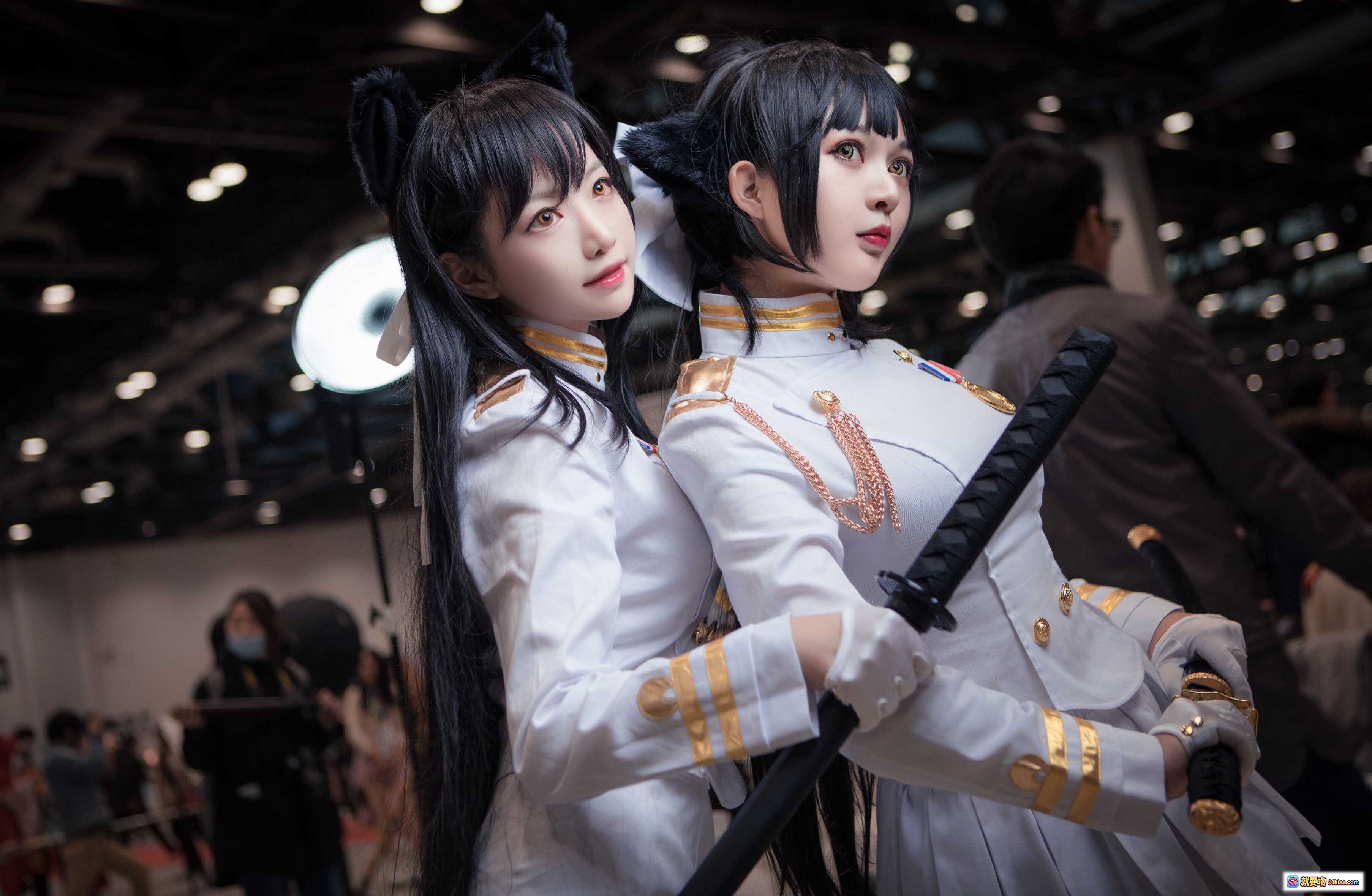 图片[1] - Shika小鹿鹿NO.052爱宕制服Cosplay写真｜双马尾少女持刀造型｜白色军装风格｜精致细节还原｜50P高清图集 - 就要吻