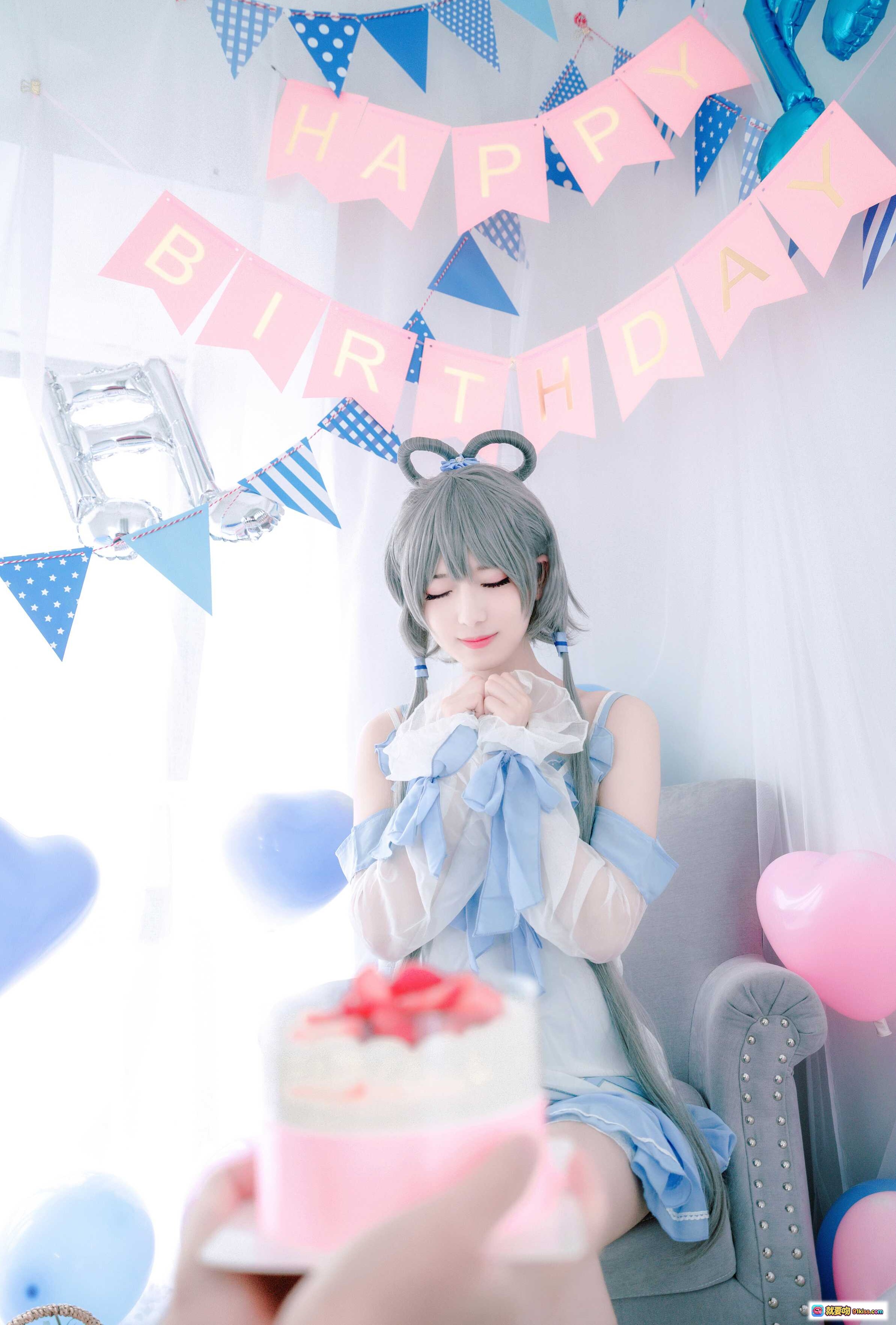 图片[9] - 弥音音COS洛天依生日主题写真·灰发双马尾蓝裙甜点少女风·高清10P美图 - 就要吻
