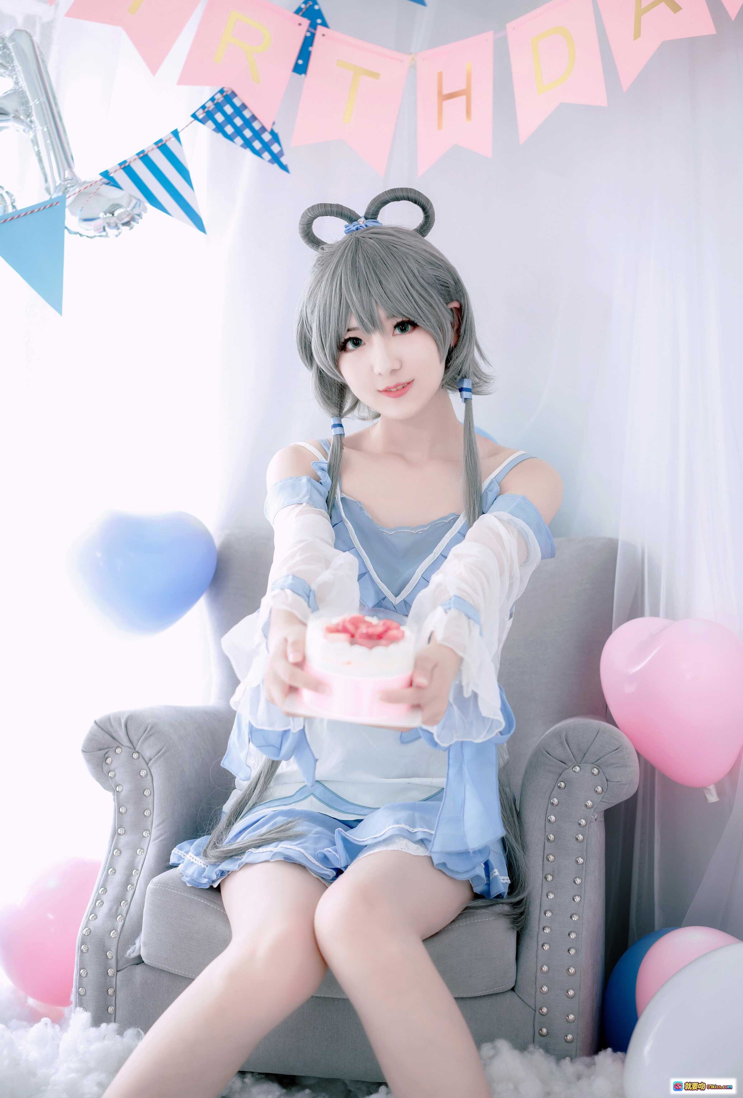 图片[8] - 弥音音COS洛天依生日主题写真·灰发双马尾蓝裙甜点少女风·高清10P美图 - 就要吻