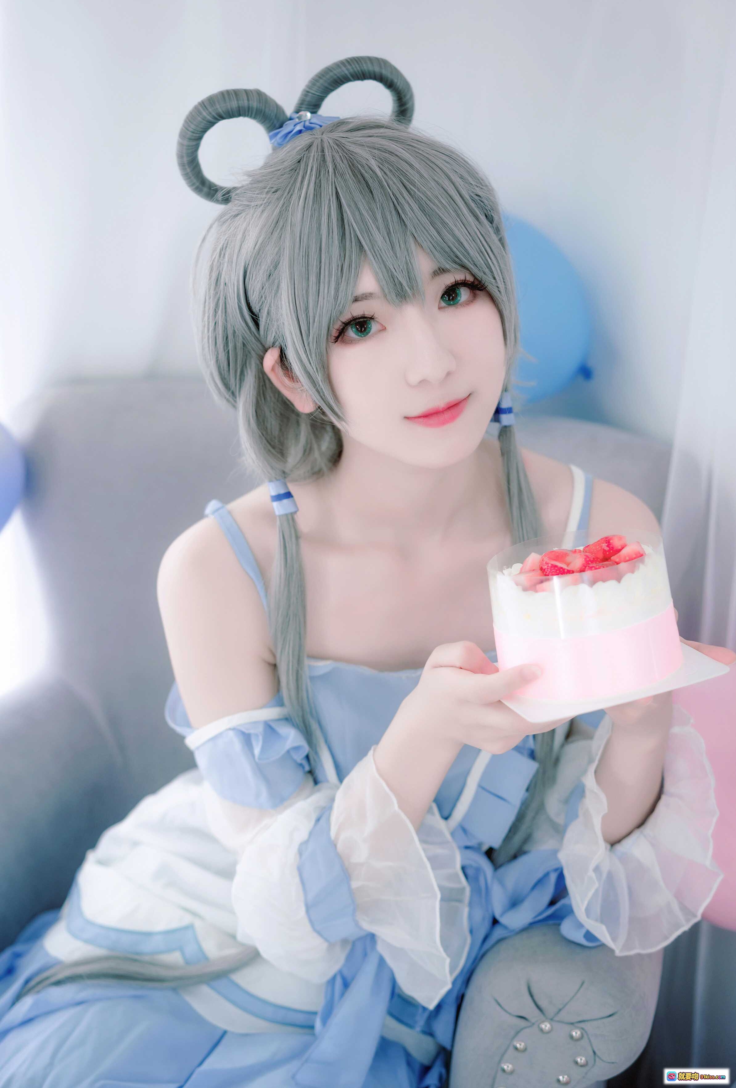 弥音音COS洛天依生日主题写真·灰发双马尾蓝裙甜点少女风·高清10P美图 - 就要吻