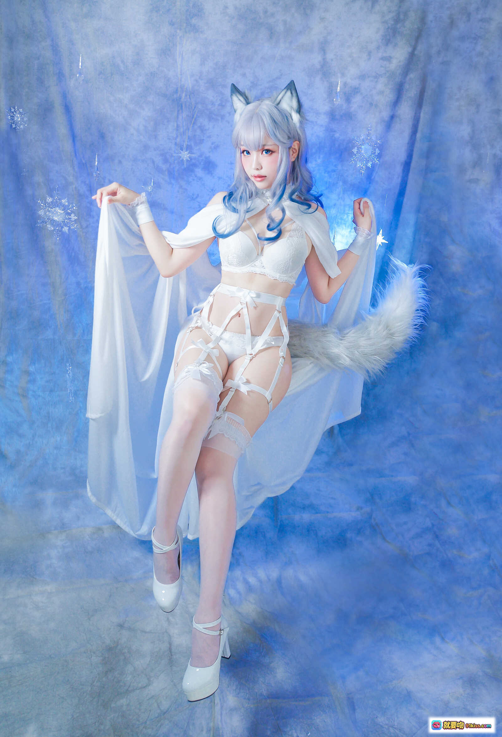 ElyEE子 NO.043 白色狐耳少女Cosplay 冰雪背景 悬浮姿态 精致蕾丝绑带内衣 毛绒尾巴 高跟鞋 二次元写真 - 就要吻